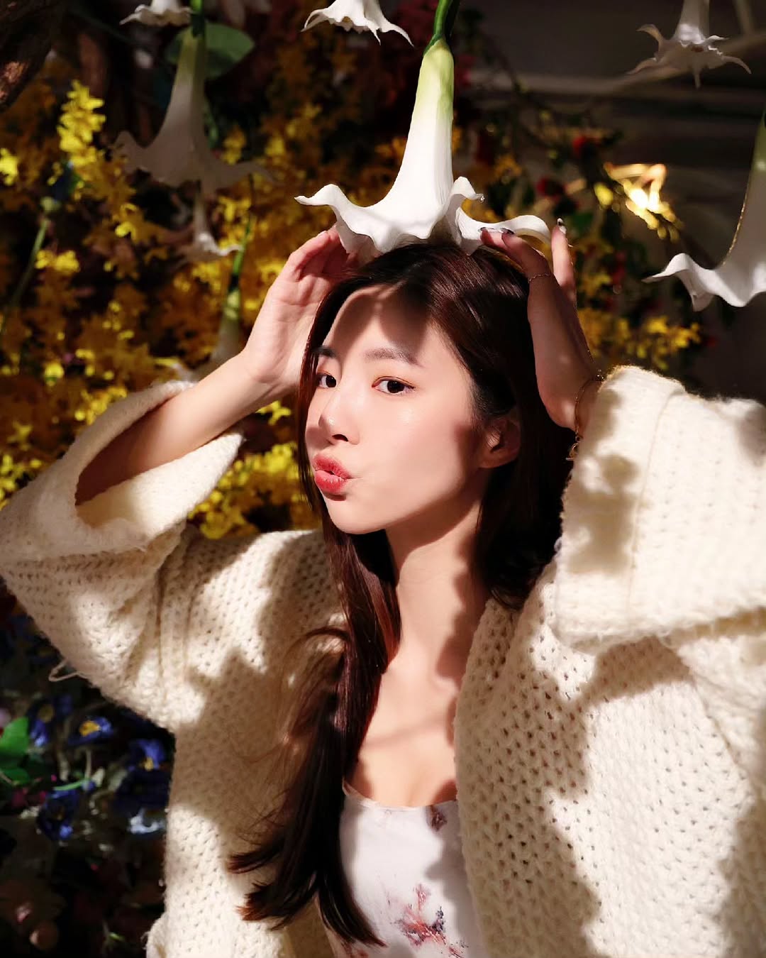 【正妹】溜溜吊带花丛中写真，青春的一种幻想与热情！