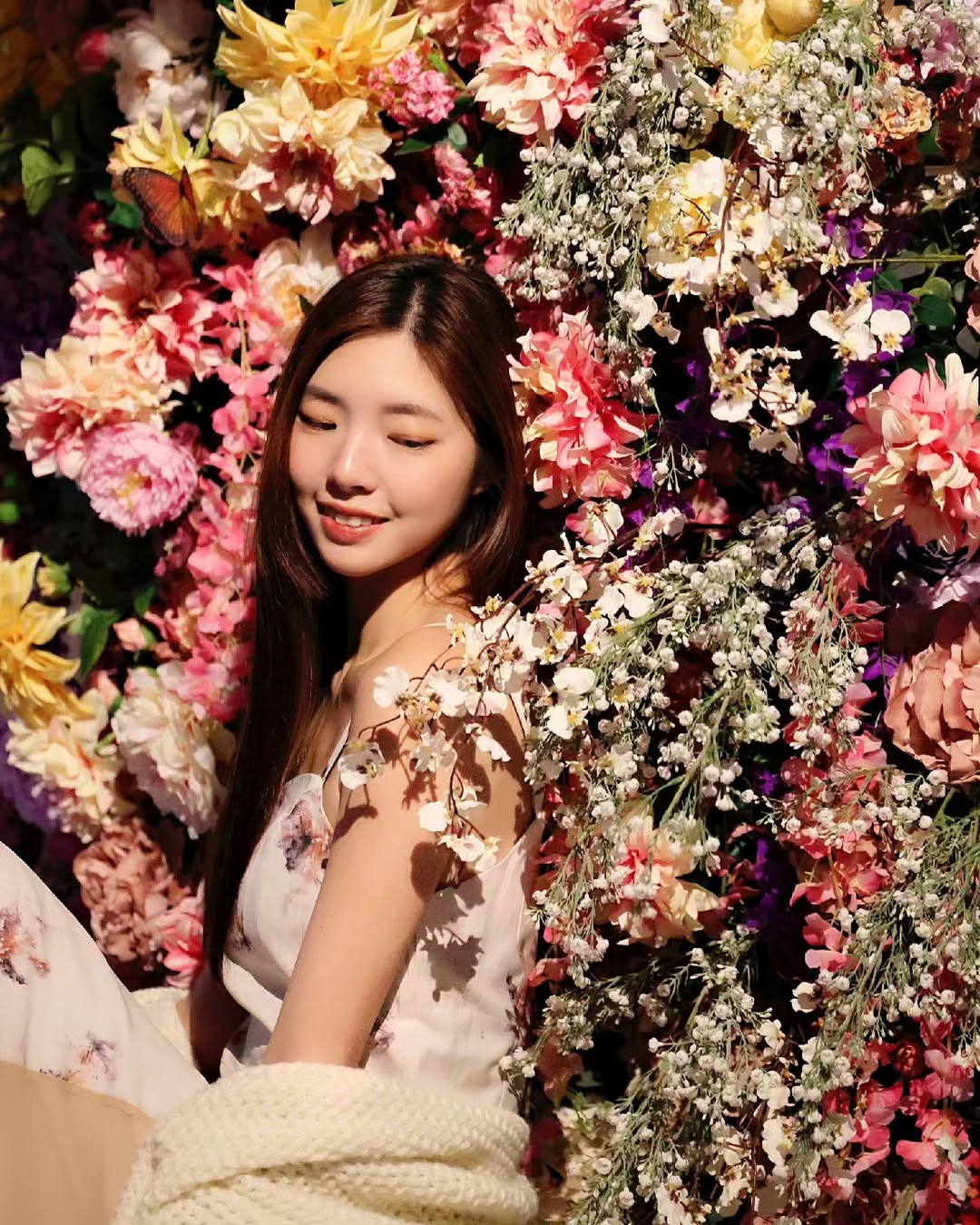 【正妹】溜溜吊带花丛中写真，青春的一种幻想与热情！