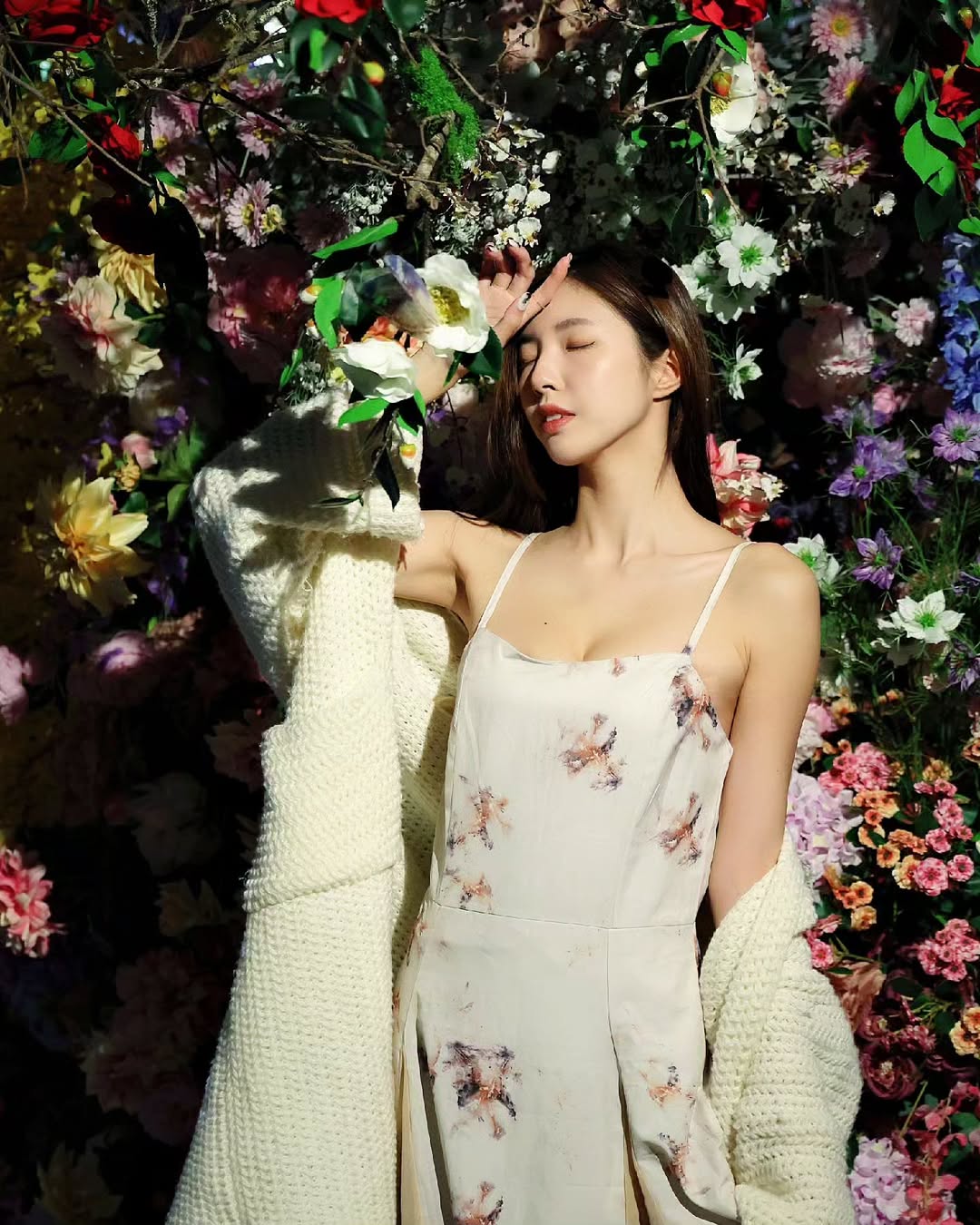 【正妹】溜溜吊带花丛中写真，青春的一种幻想与热情！