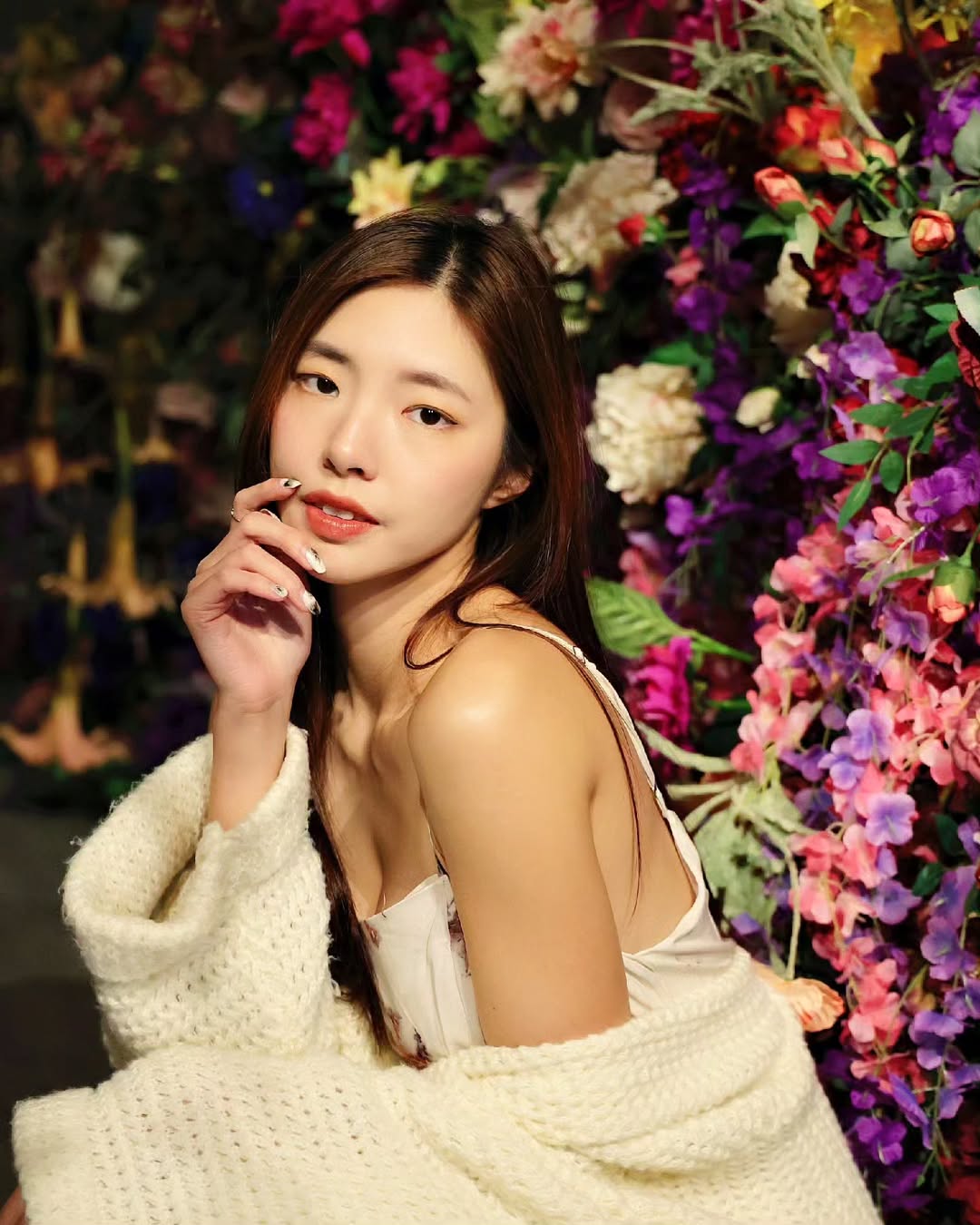 【正妹】溜溜吊带花丛中写真，青春的一种幻想与热情！