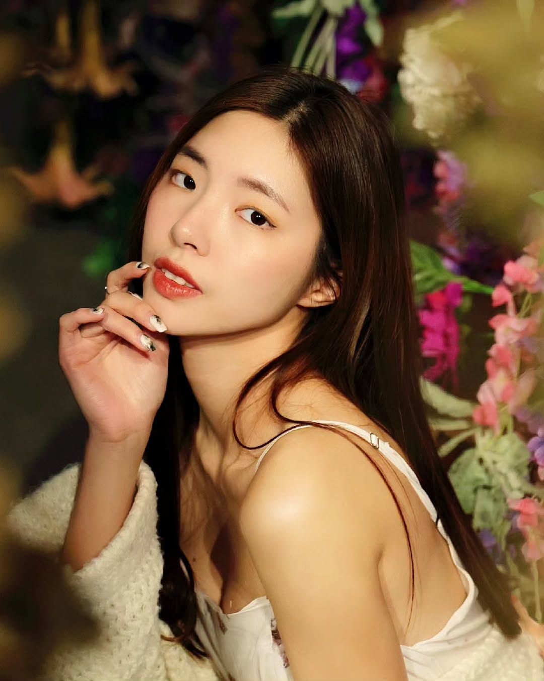 【正妹】溜溜吊带花丛中写真，青春的一种幻想与热情！