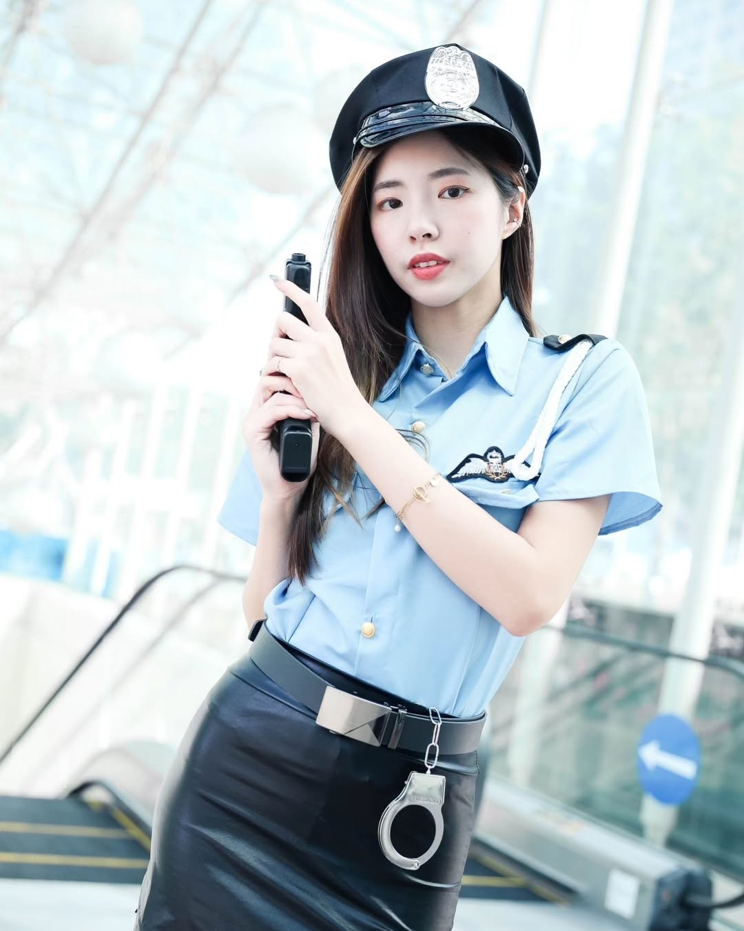 【正妹】溜溜黑丝女警写真，那些关于纯真的记忆里！