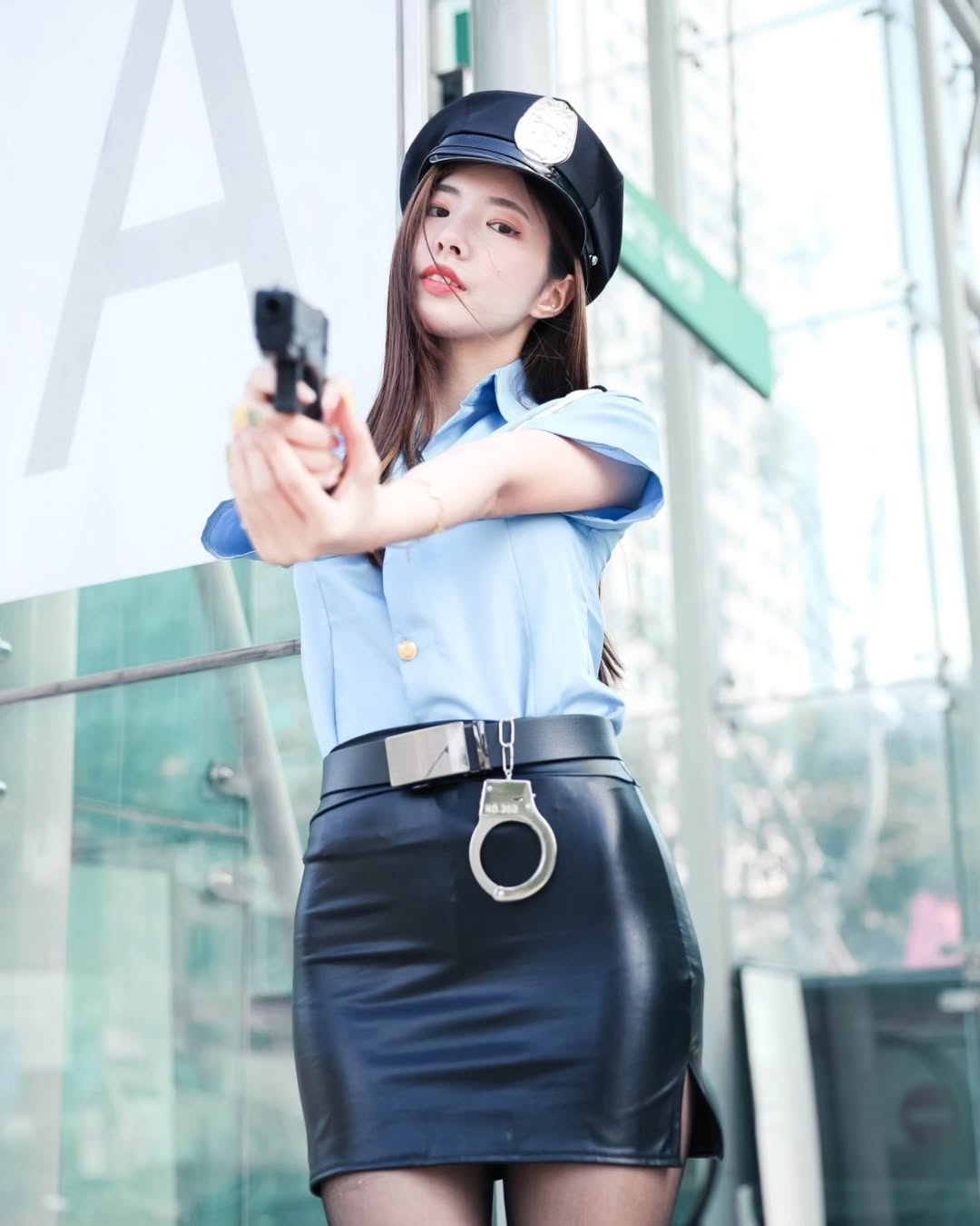 【正妹】溜溜黑丝女警写真，那些关于纯真的记忆里！