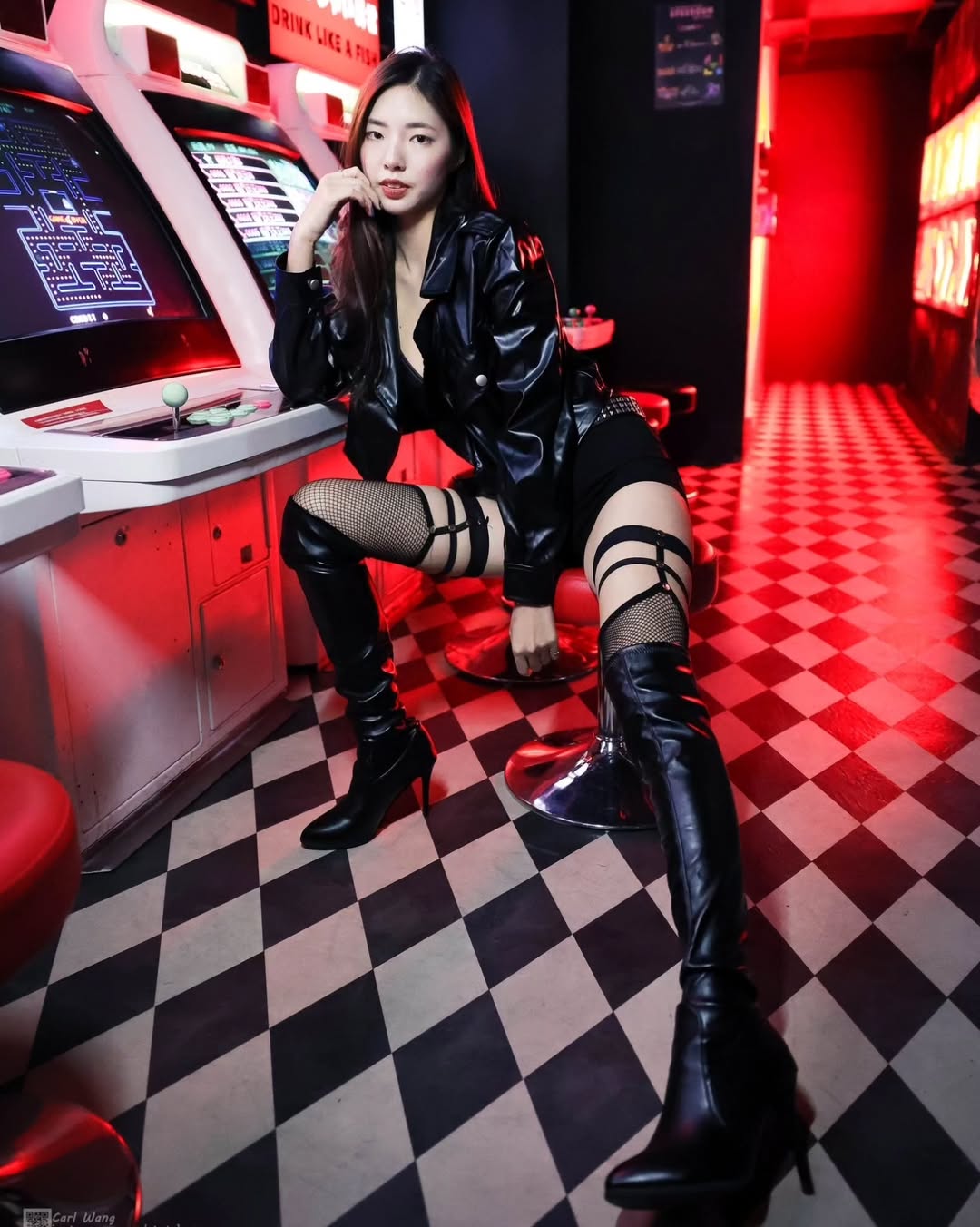 【正妹】溜溜皮衣长靴女王范写真，电动游戏厅的回忆！