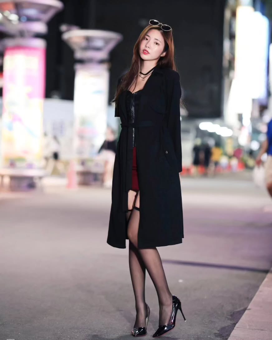 【正妹】溜溜的黑丝高跟鞋街拍，勾勒曲线与自信的节奏！