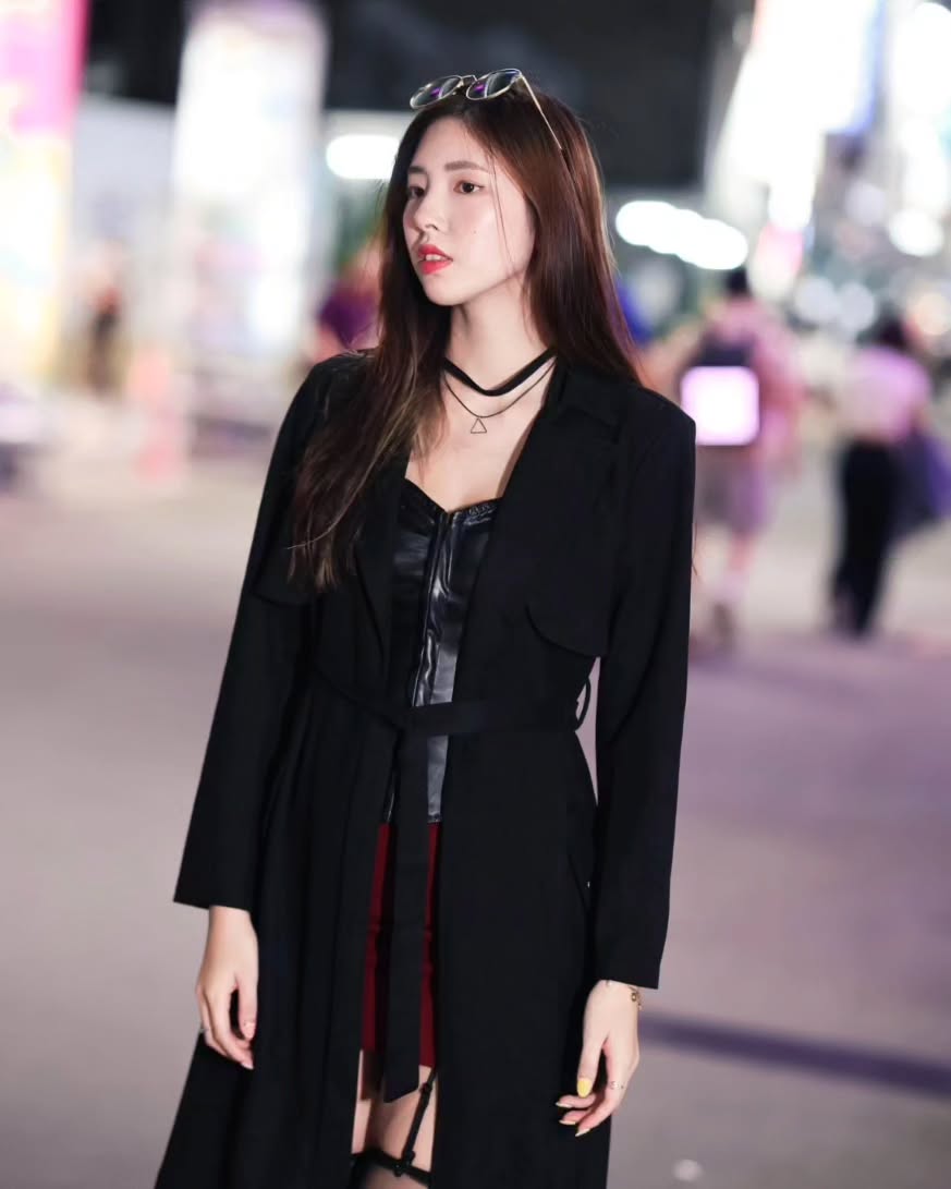 【正妹】溜溜的黑丝高跟鞋街拍，勾勒曲线与自信的节奏！