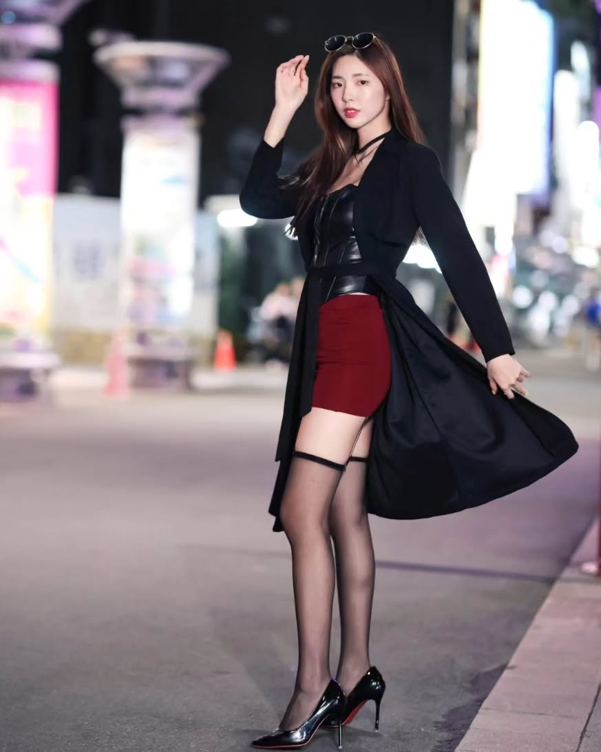 【正妹】溜溜的黑丝高跟鞋街拍，勾勒曲线与自信的节奏！