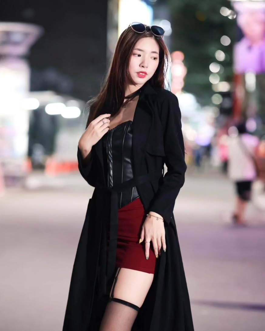 【正妹】溜溜的黑丝高跟鞋街拍，勾勒曲线与自信的节奏！