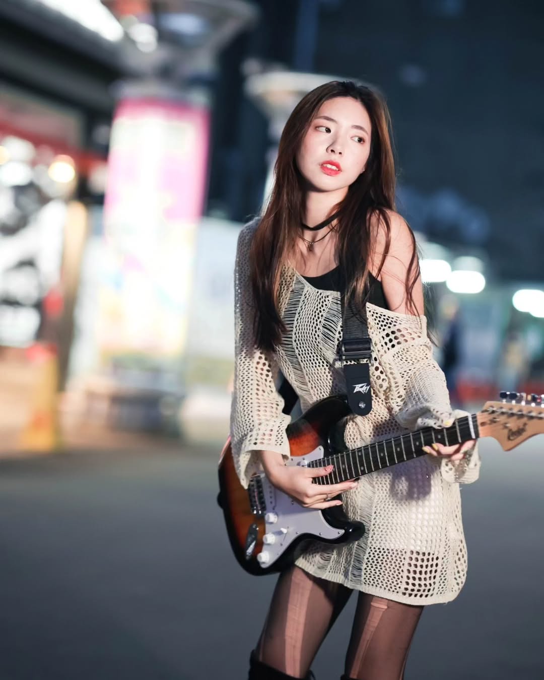 【正妹】溜溜黑丝电吉他街拍，一种洒脱气质和生活态度！