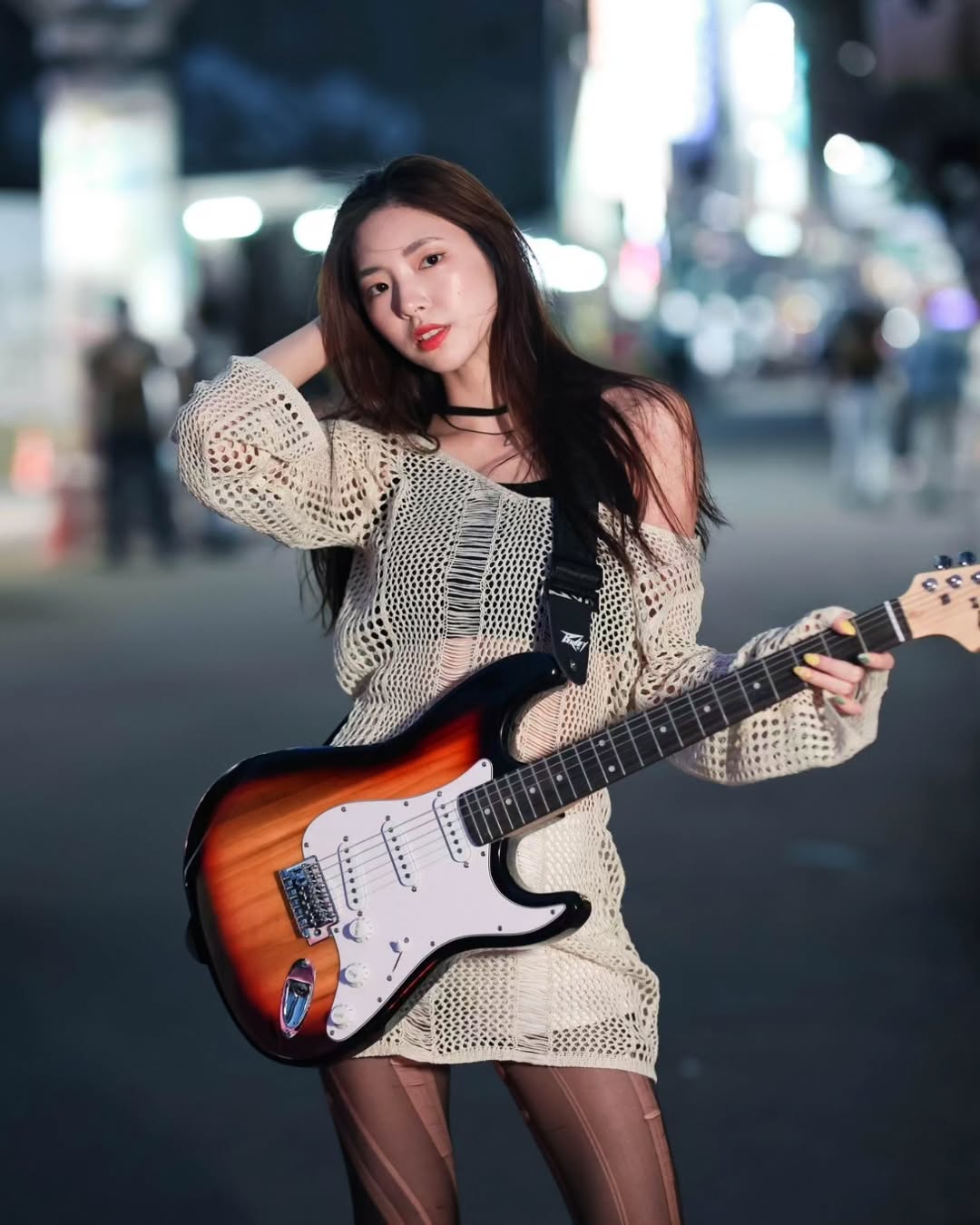 【正妹】溜溜黑丝电吉他街拍，一种洒脱气质和生活态度！
