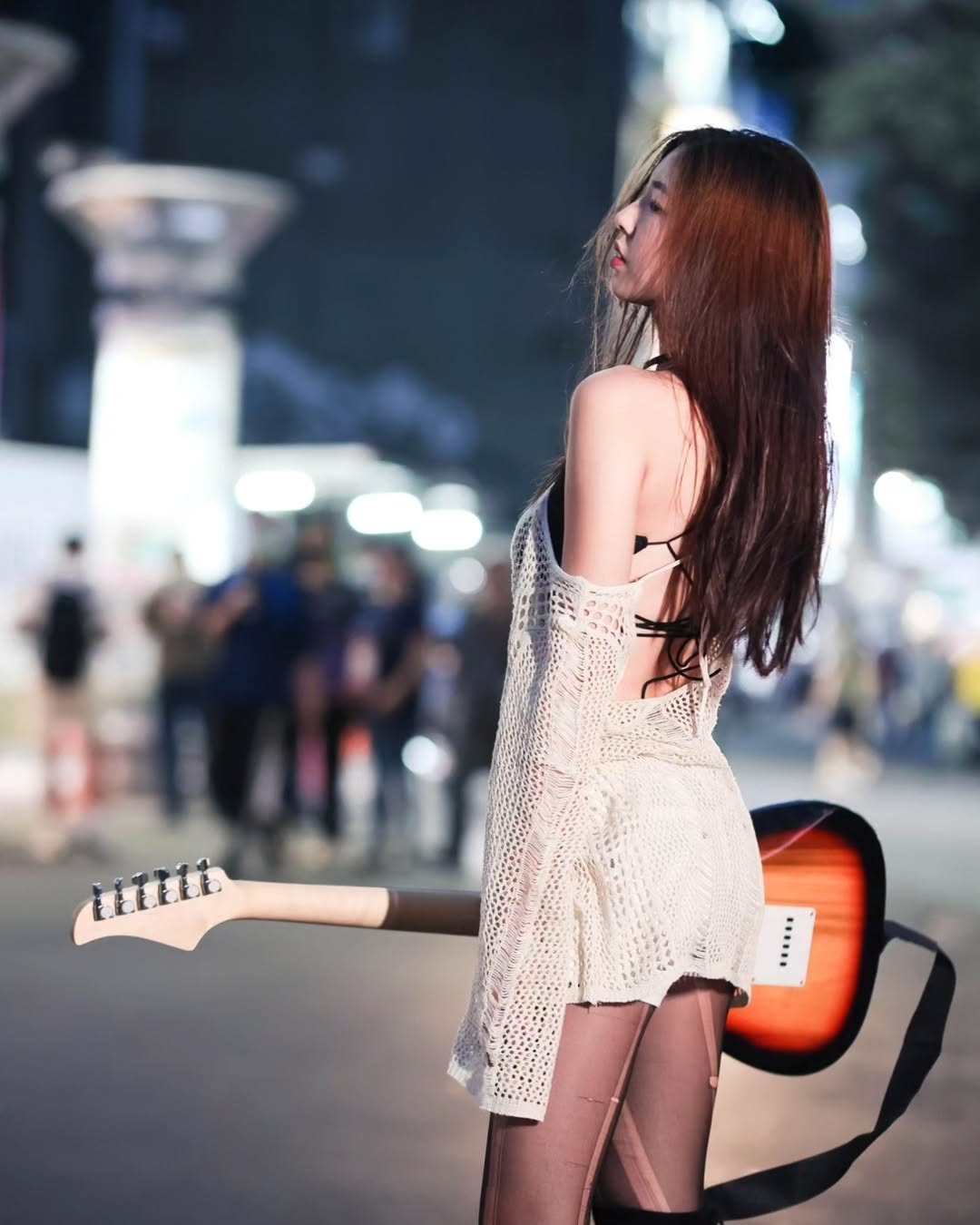【正妹】溜溜黑丝电吉他街拍，一种洒脱气质和生活态度！