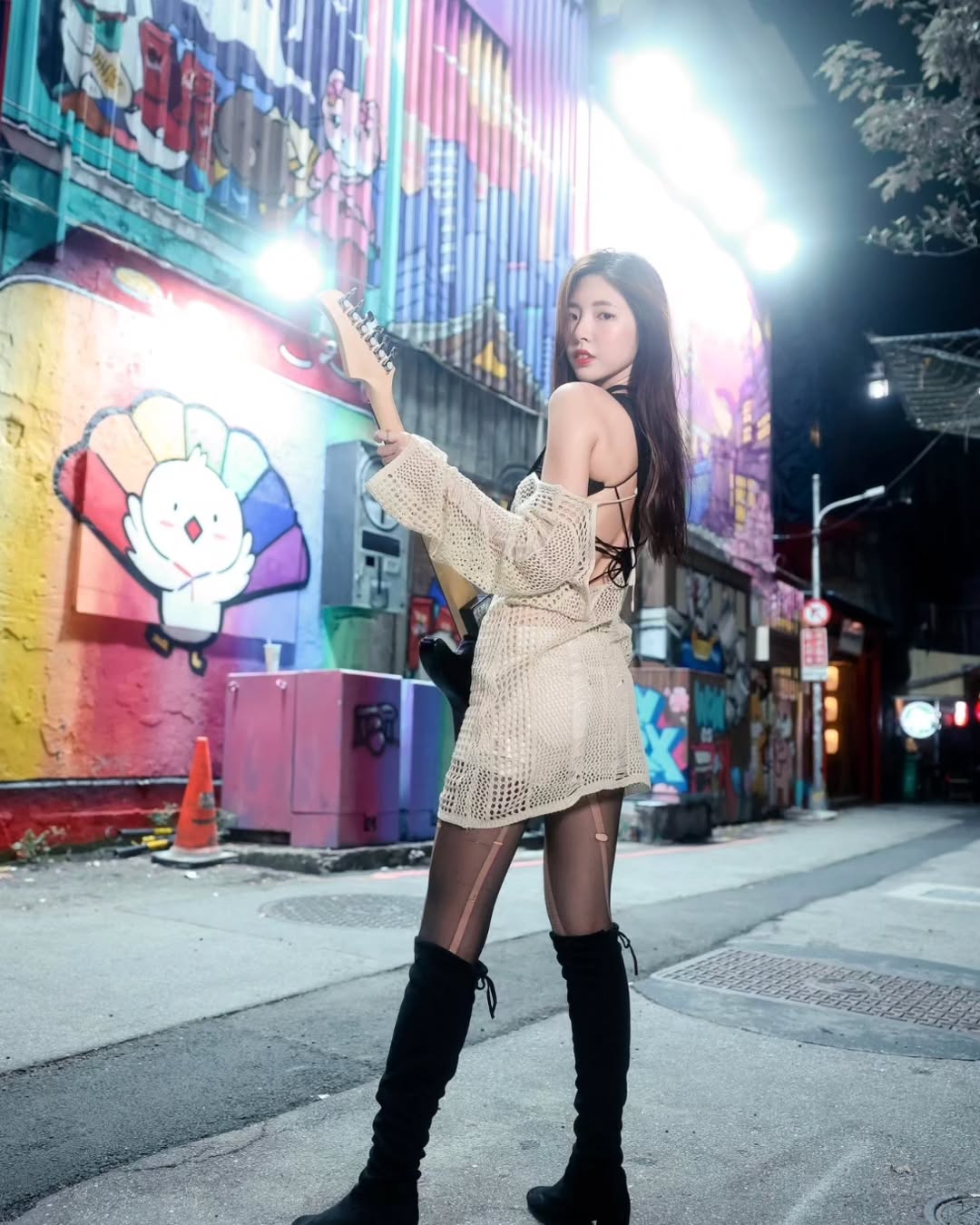 【正妹】溜溜黑丝电吉他街拍，一种洒脱气质和生活态度！