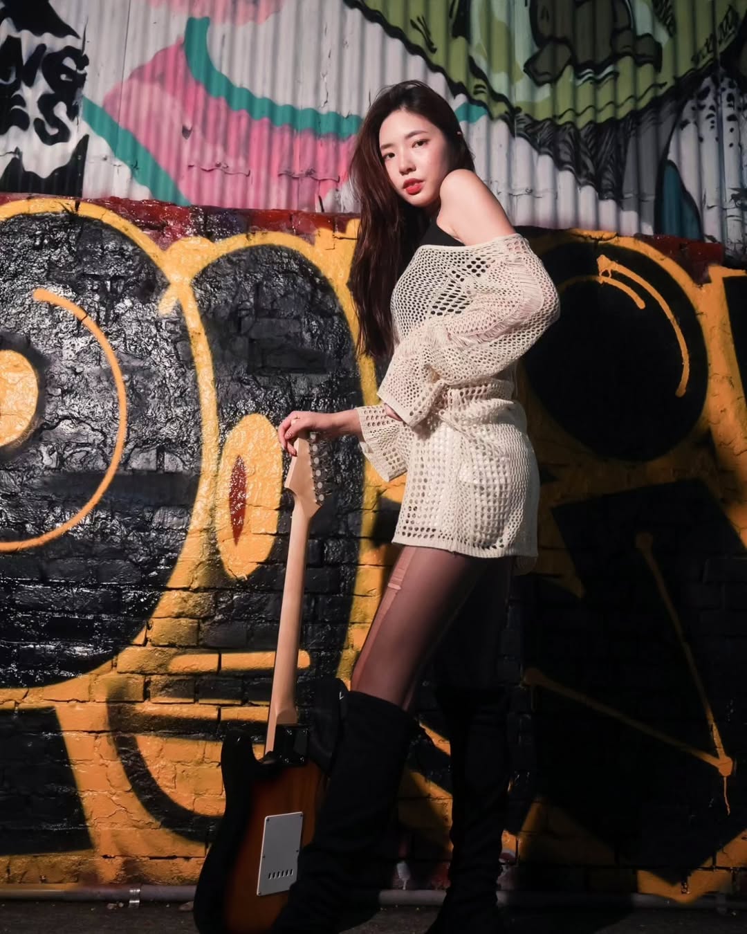 【正妹】溜溜黑丝电吉他街拍，一种洒脱气质和生活态度！