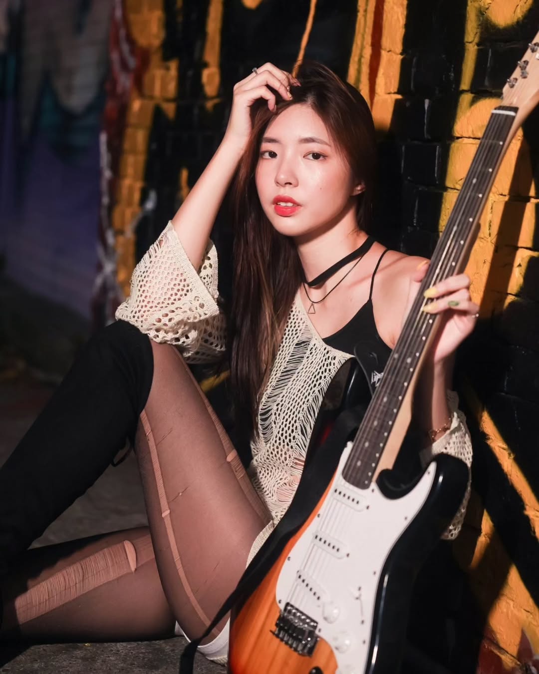 【正妹】溜溜黑丝电吉他街拍，一种洒脱气质和生活态度！
