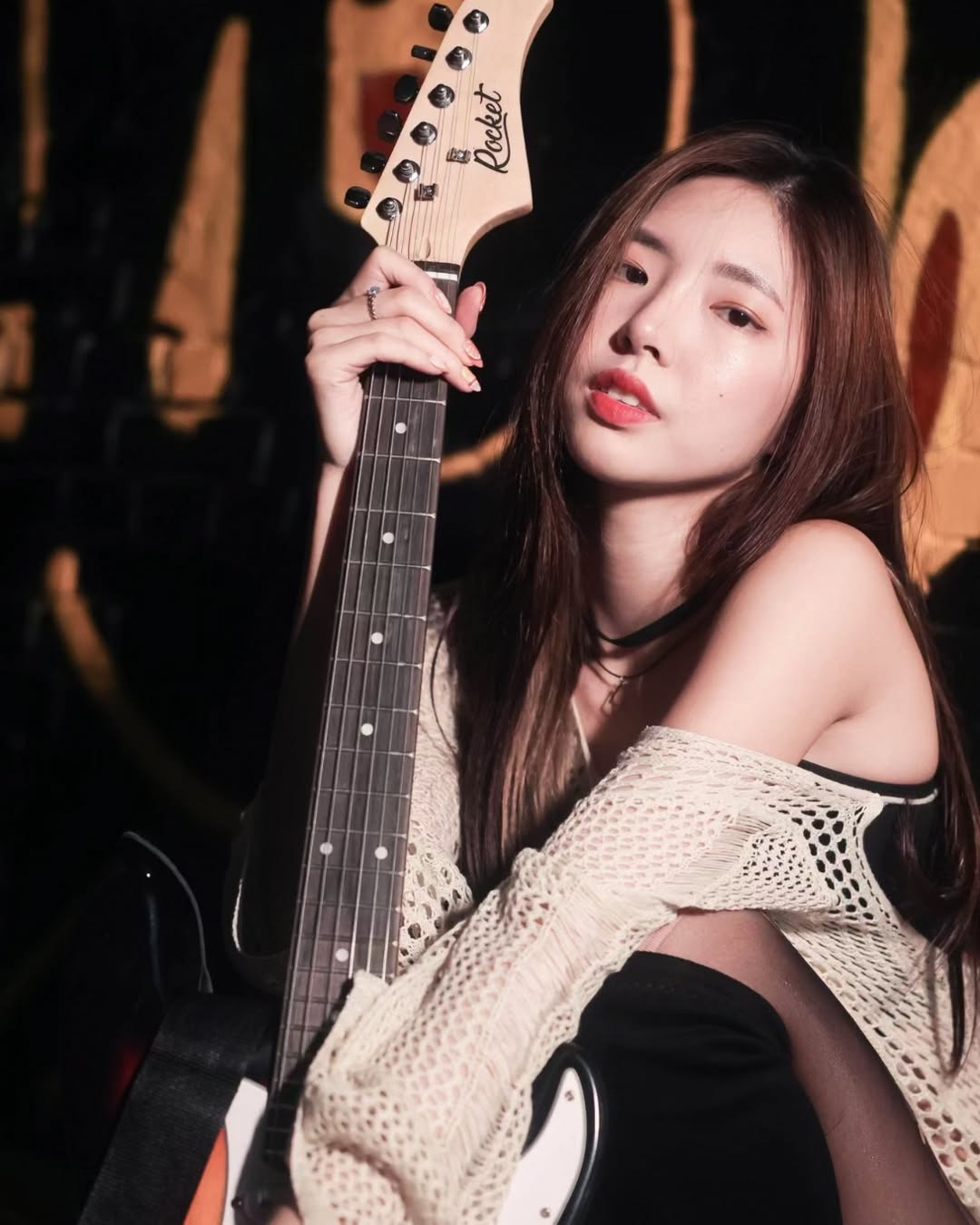【正妹】溜溜黑丝电吉他街拍，一种洒脱气质和生活态度！