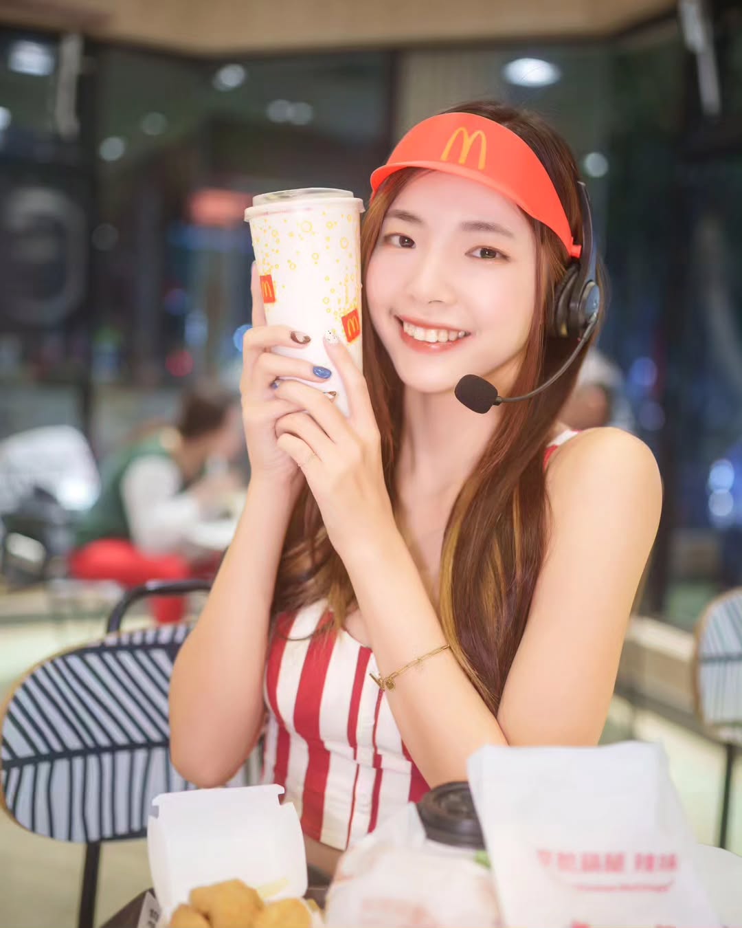 【正妹】溜溜麦当劳服务员写真赏析，青春与笑容的交汇！