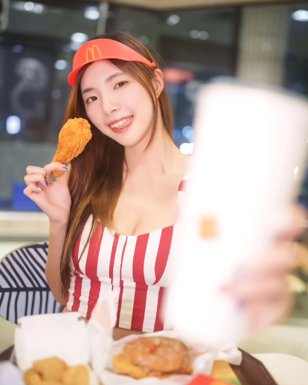 【正妹】溜溜麦当劳服务员写真赏析，青春与笑容的交汇！