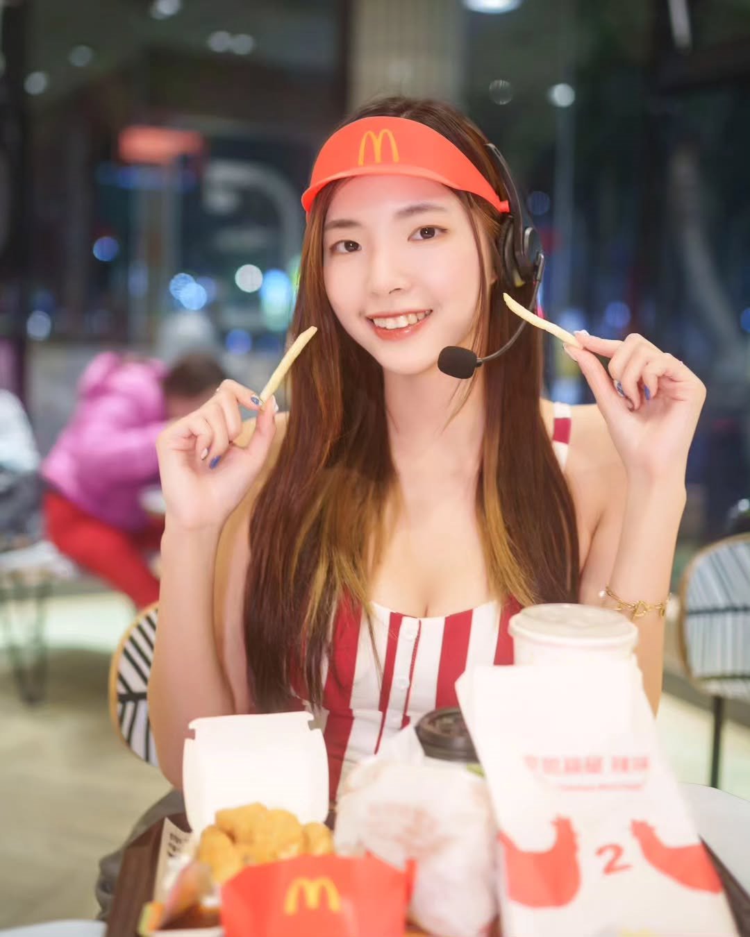 【正妹】溜溜麦当劳服务员写真赏析,青春与笑容的交汇!