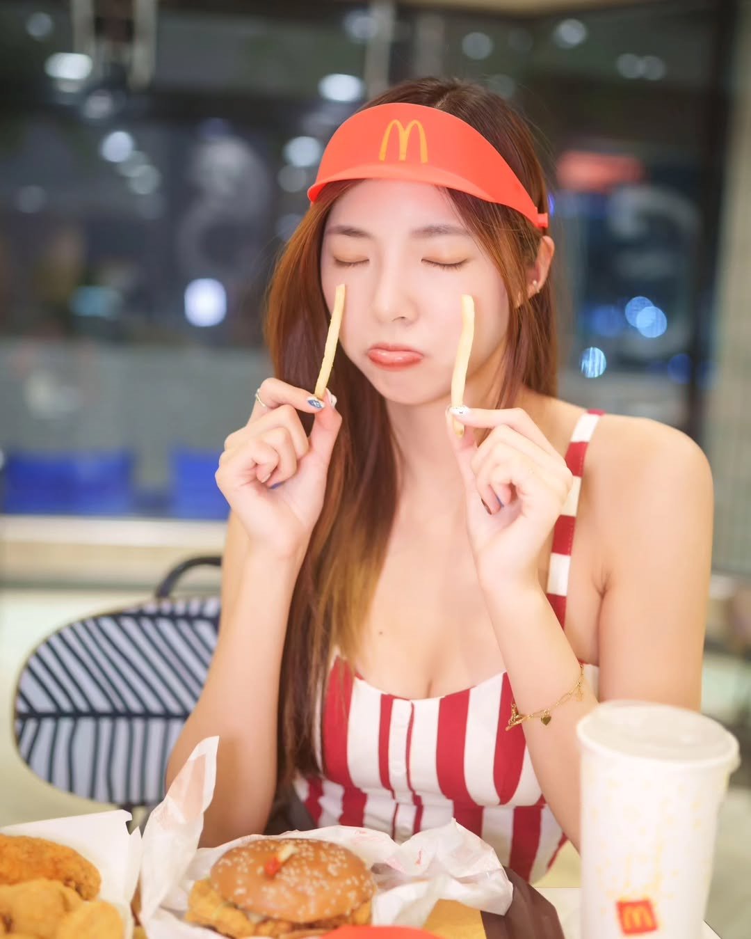 【正妹】溜溜麦当劳服务员写真赏析，青春与笑容的交汇！