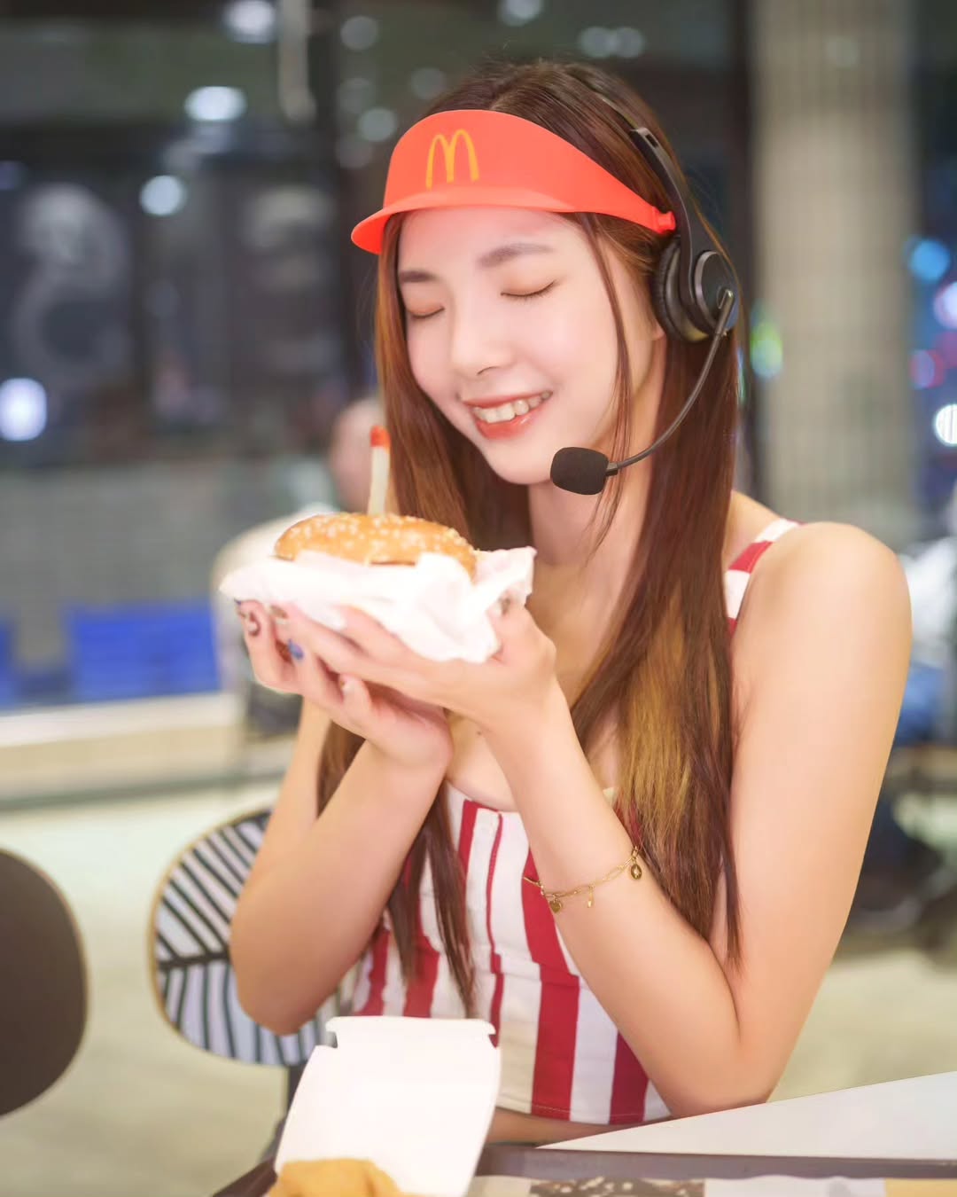 【正妹】溜溜麦当劳服务员写真赏析，青春与笑容的交汇！