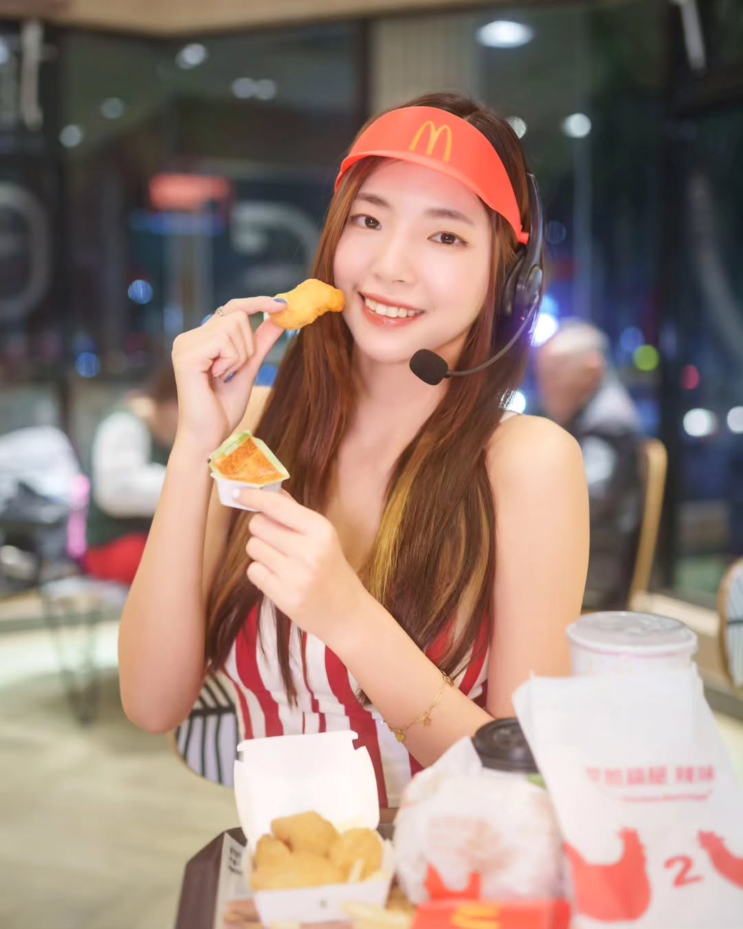 【正妹】溜溜麦当劳服务员写真赏析，青春与笑容的交汇！