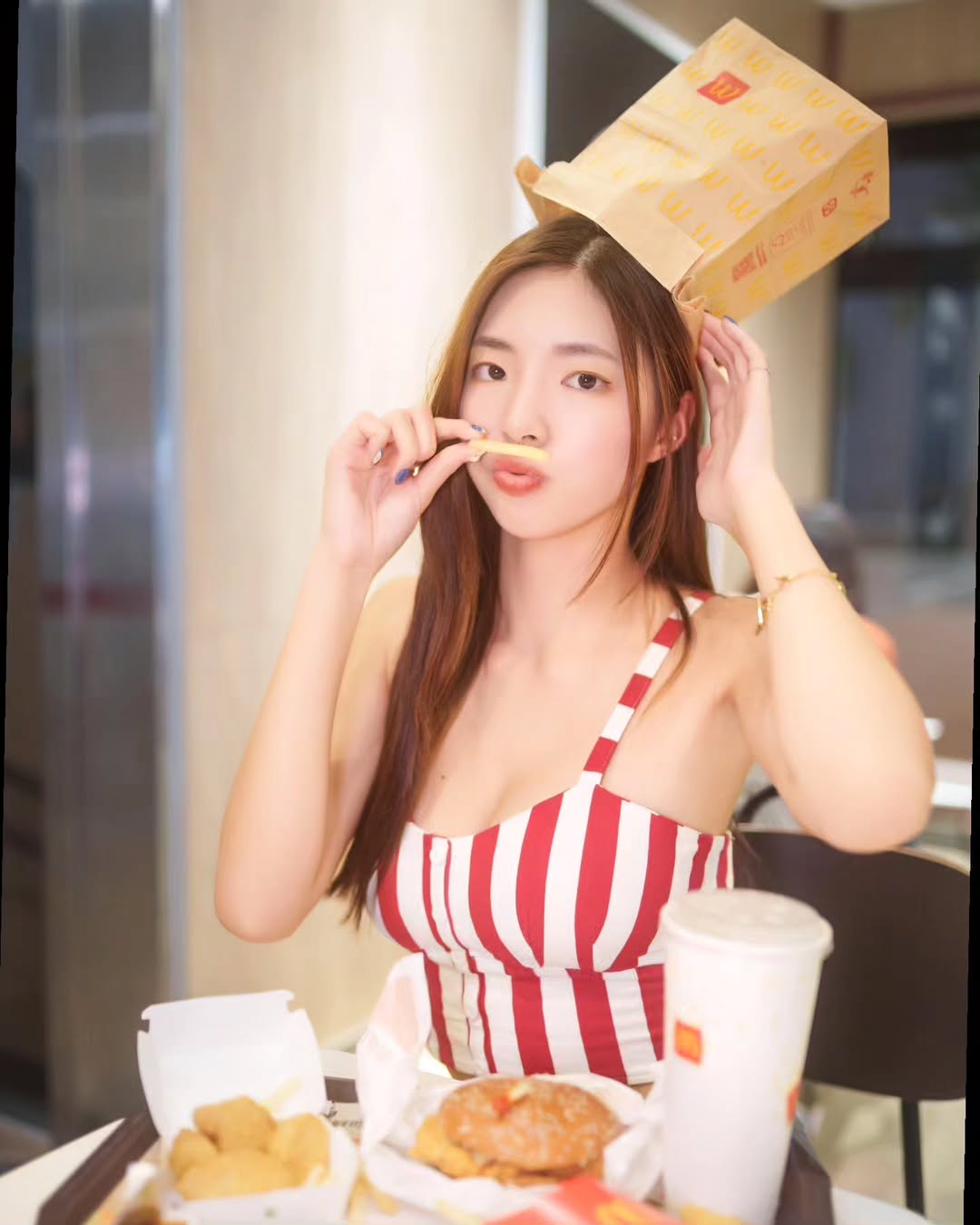 【正妹】溜溜麦当劳服务员写真赏析，青春与笑容的交汇！