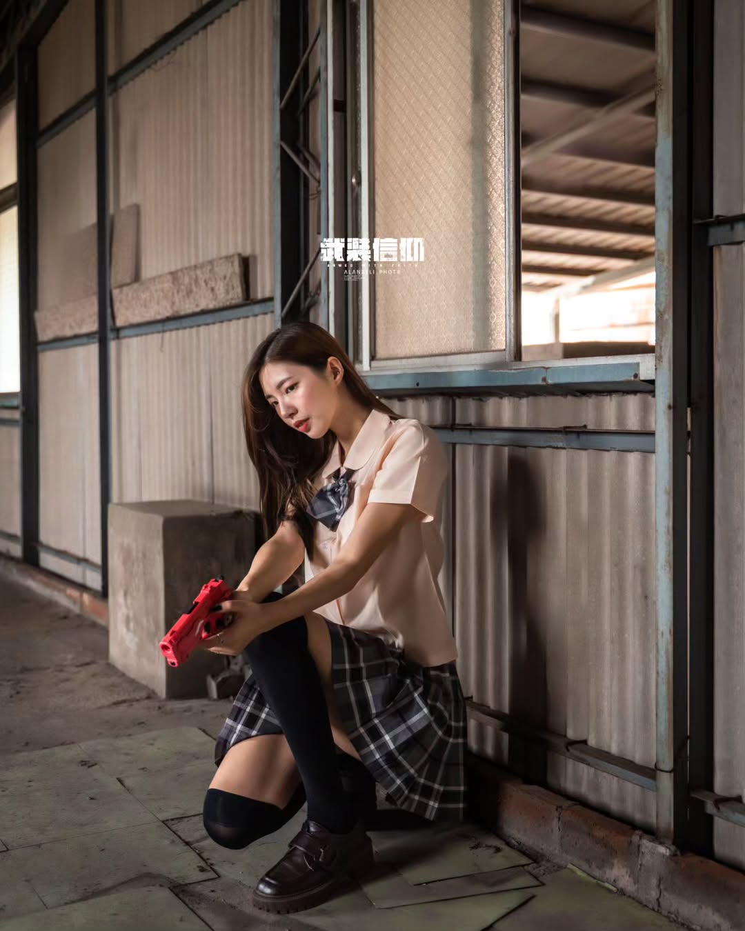 【正妹】溜溜JK制服武装少女写真赏析，青春与锋芒并存！