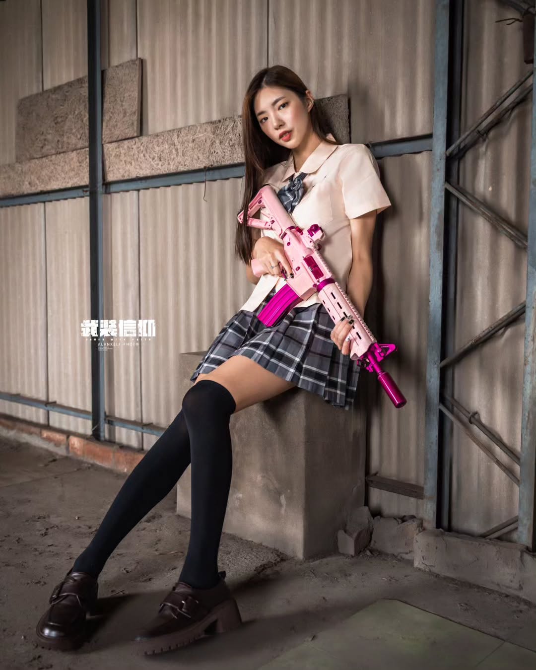 【正妹】溜溜JK制服武装少女写真赏析，青春与锋芒并存！