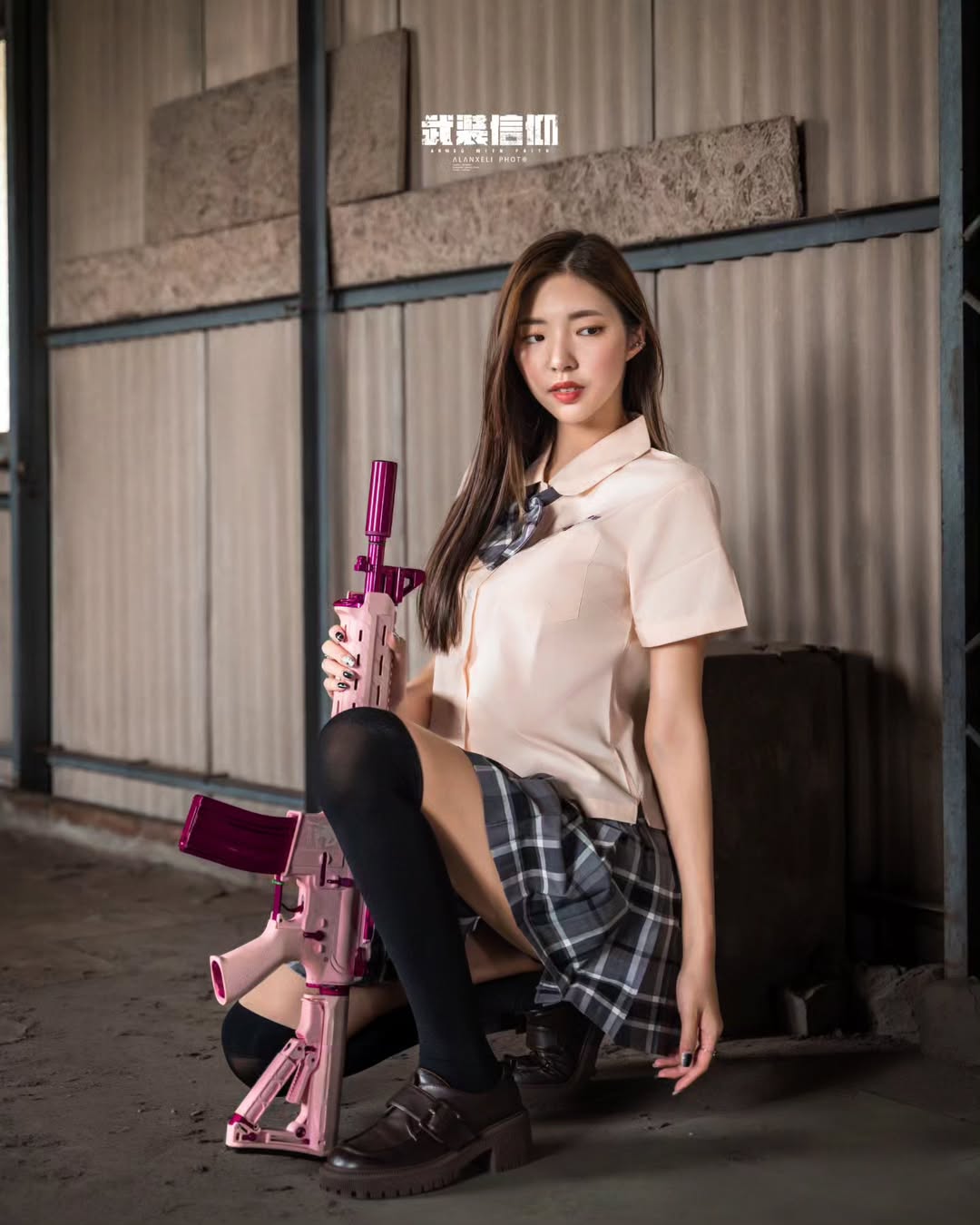 【正妹】溜溜JK制服武装少女写真赏析，青春与锋芒并存！