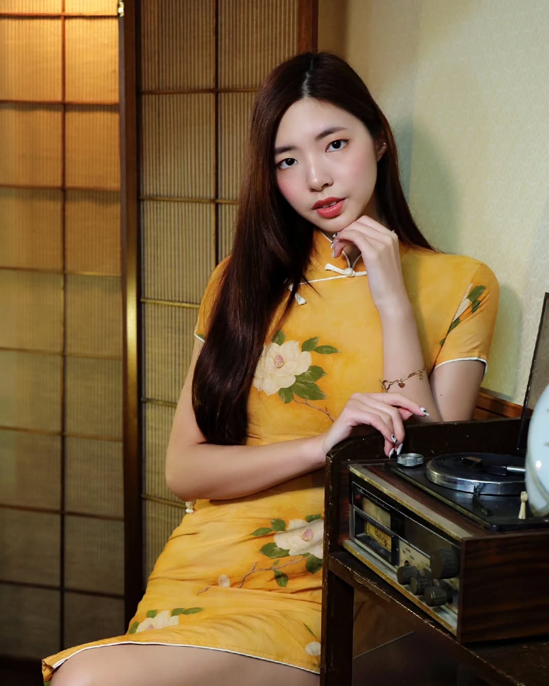 【正妹】溜溜旗袍名媛气质写真，仿佛穿越到旧上海老房屋！