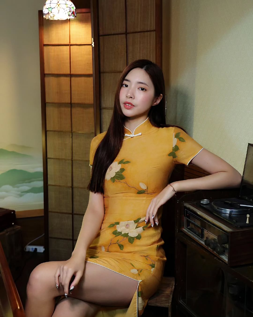 【正妹】溜溜旗袍名媛气质写真，仿佛穿越到旧上海老房屋！