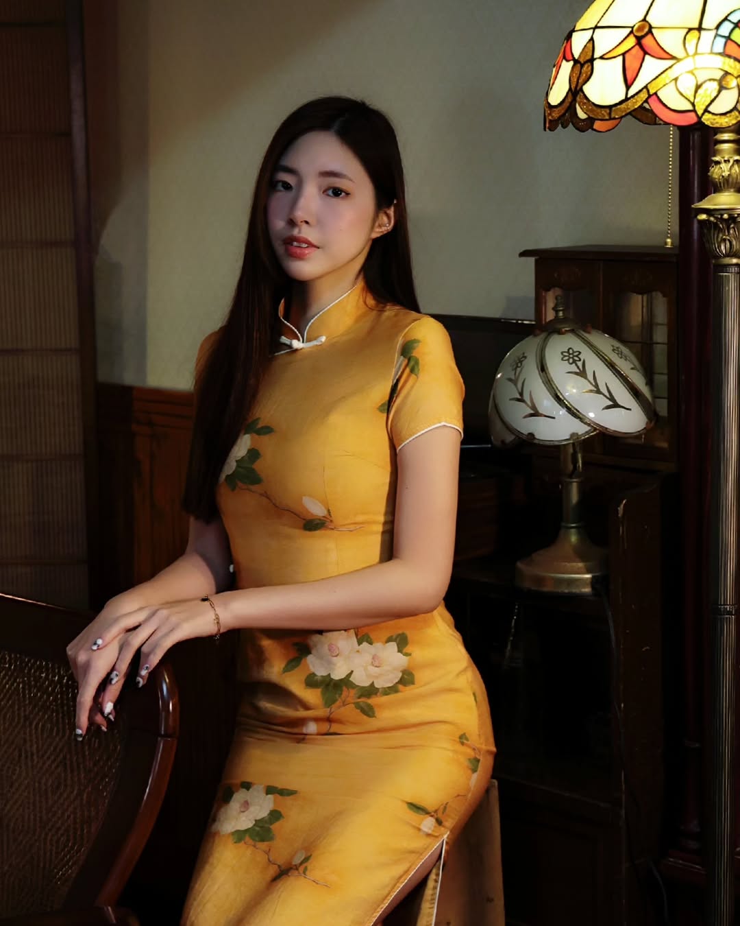 【正妹】溜溜旗袍名媛气质写真，仿佛穿越到旧上海老房屋！