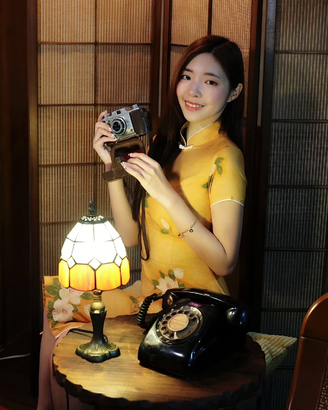 【正妹】溜溜旗袍名媛气质写真，仿佛穿越到旧上海老房屋！