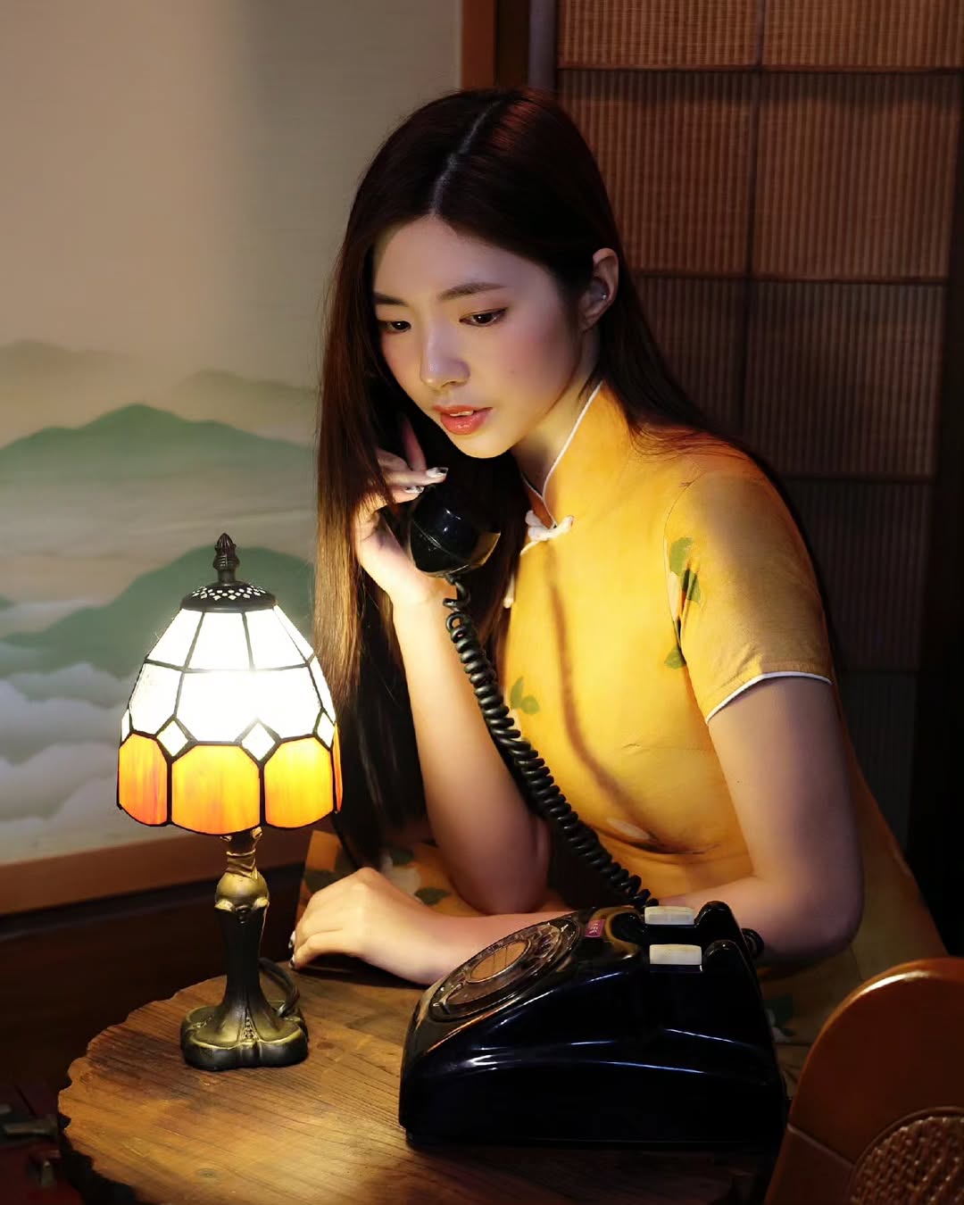 【正妹】溜溜旗袍名媛气质写真，仿佛穿越到旧上海老房屋！