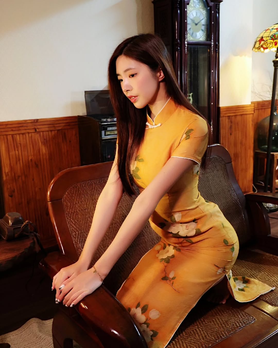 【正妹】溜溜旗袍名媛气质写真，仿佛穿越到旧上海老房屋！