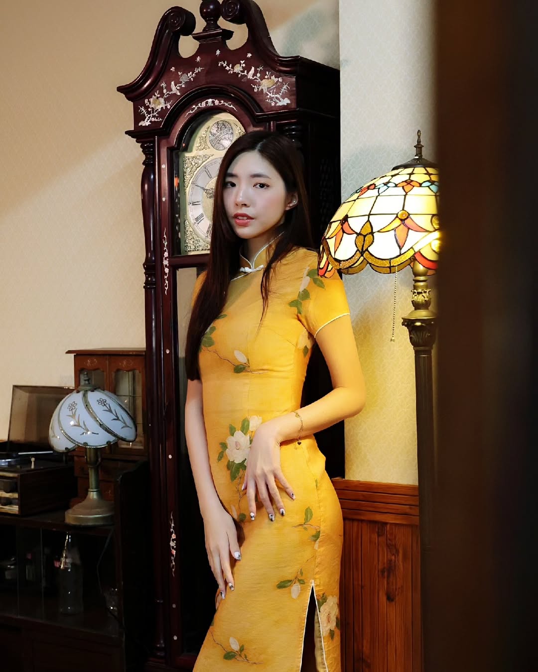 【正妹】溜溜旗袍名媛气质写真，仿佛穿越到旧上海老房屋！