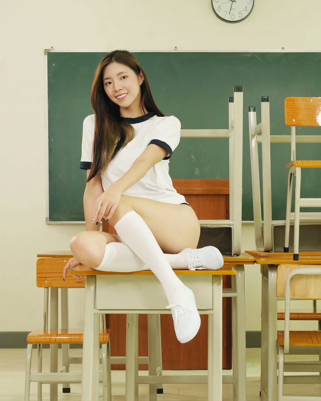 【正妹】溜溜体操服教室写真，青春的光影姐妹同框太美！