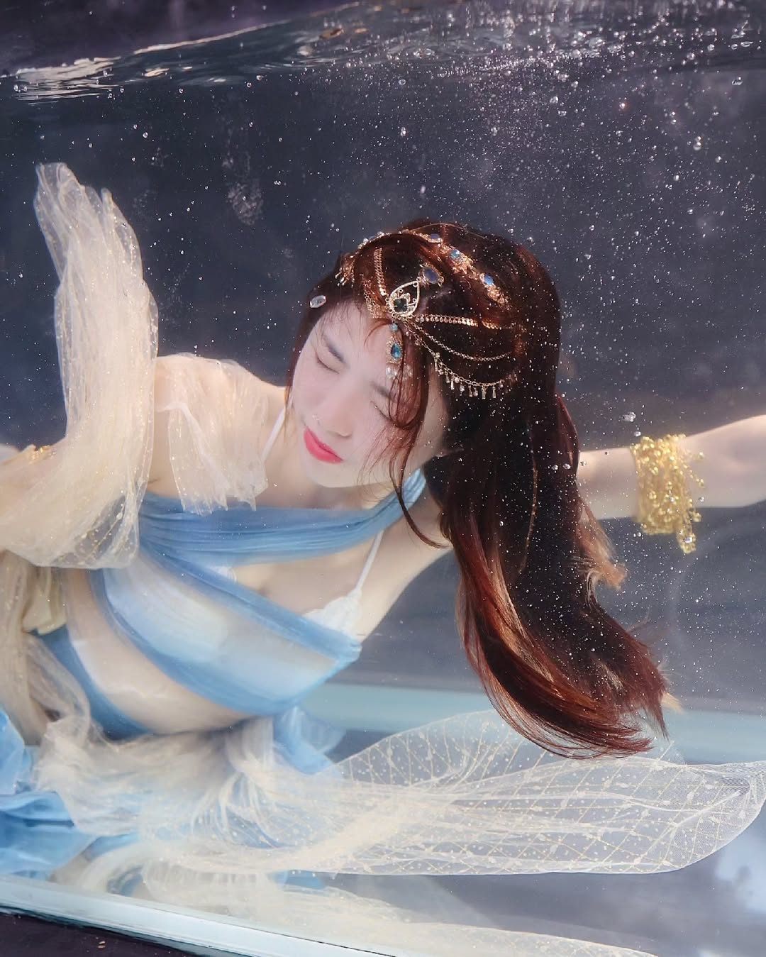 【正妹】溜溜一场西域风情，在鱼缸中的电影奇遇！