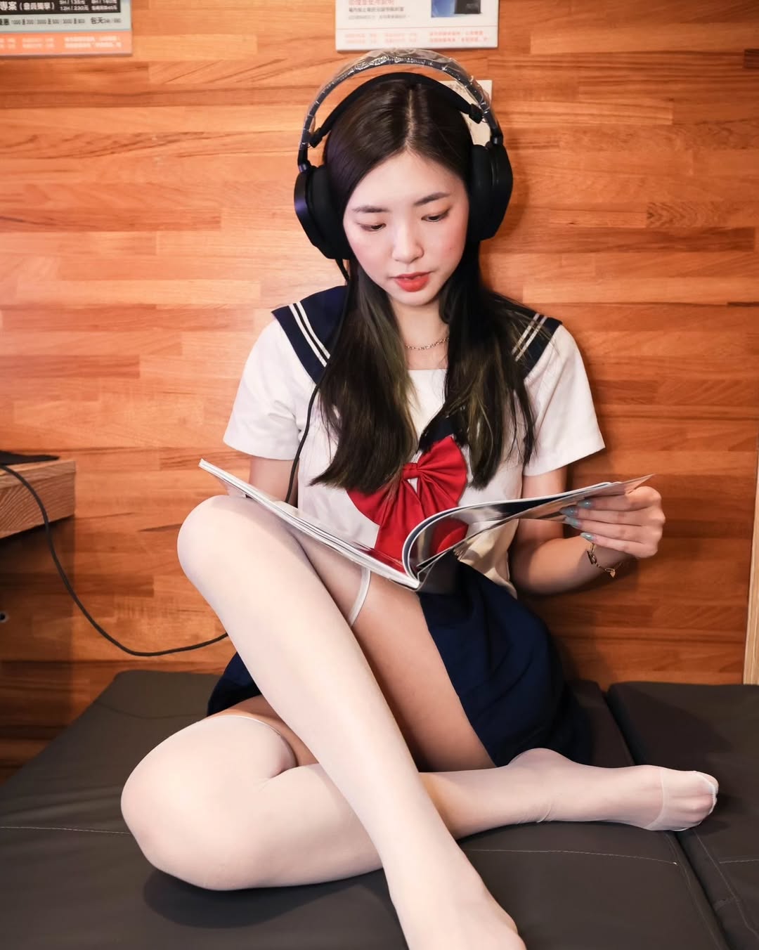 【正妹】溜溜JK制服日本网吧，看漫画的少女写真超甜！