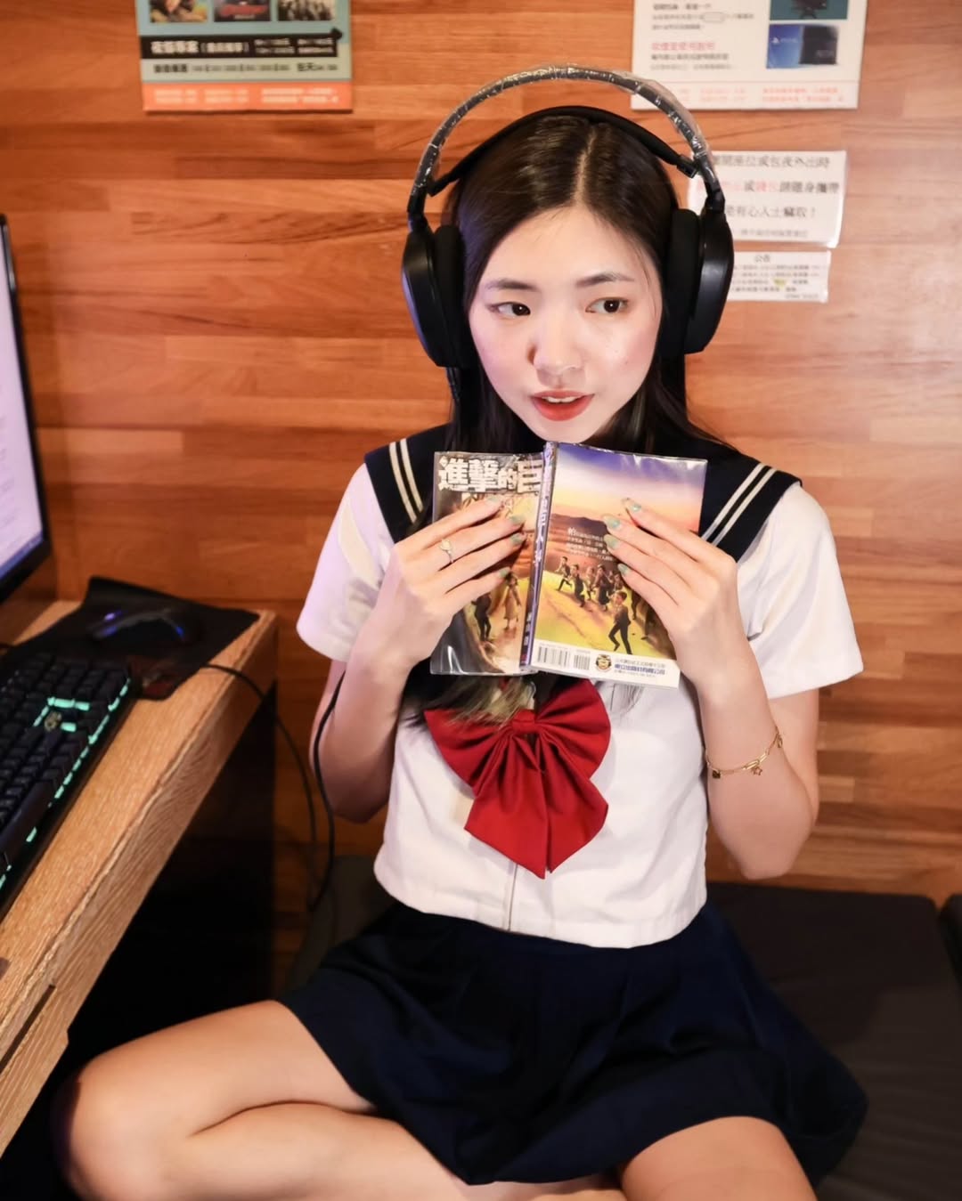 【正妹】溜溜JK制服日本网吧，看漫画的少女写真超甜！