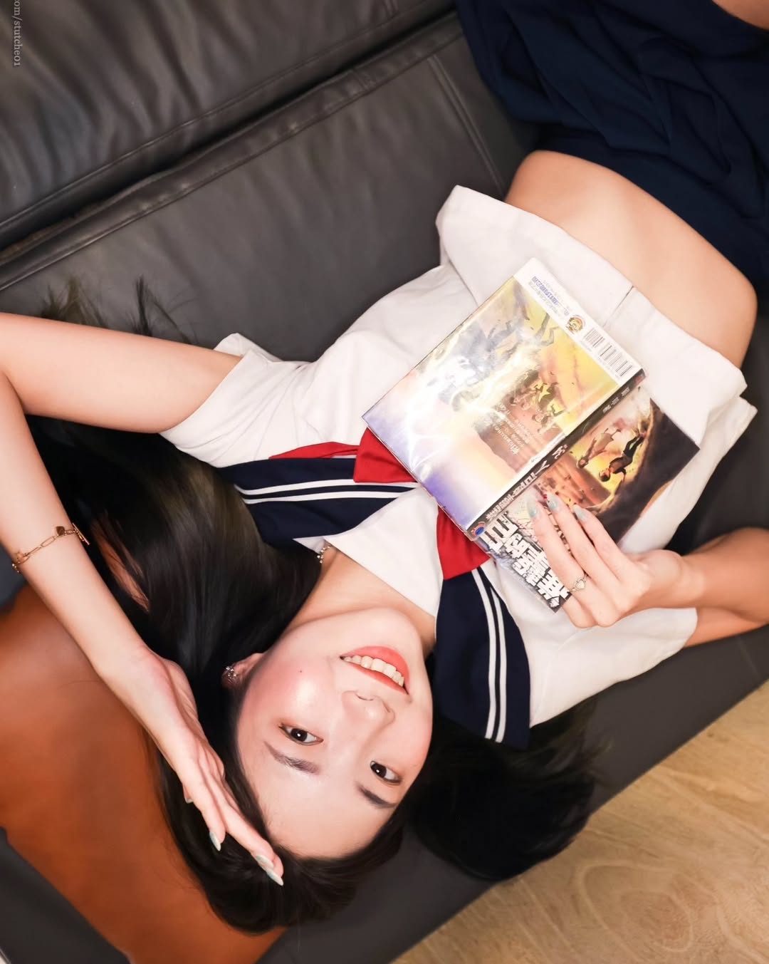 【正妹】溜溜JK制服日本网吧，看漫画的少女写真超甜！