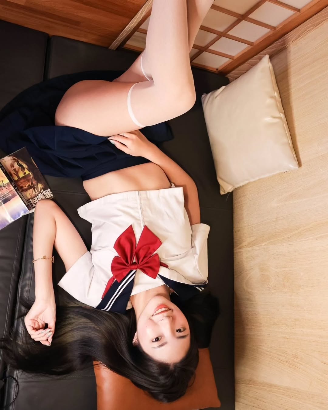 【正妹】溜溜JK制服日本网吧，看漫画的少女写真超甜！