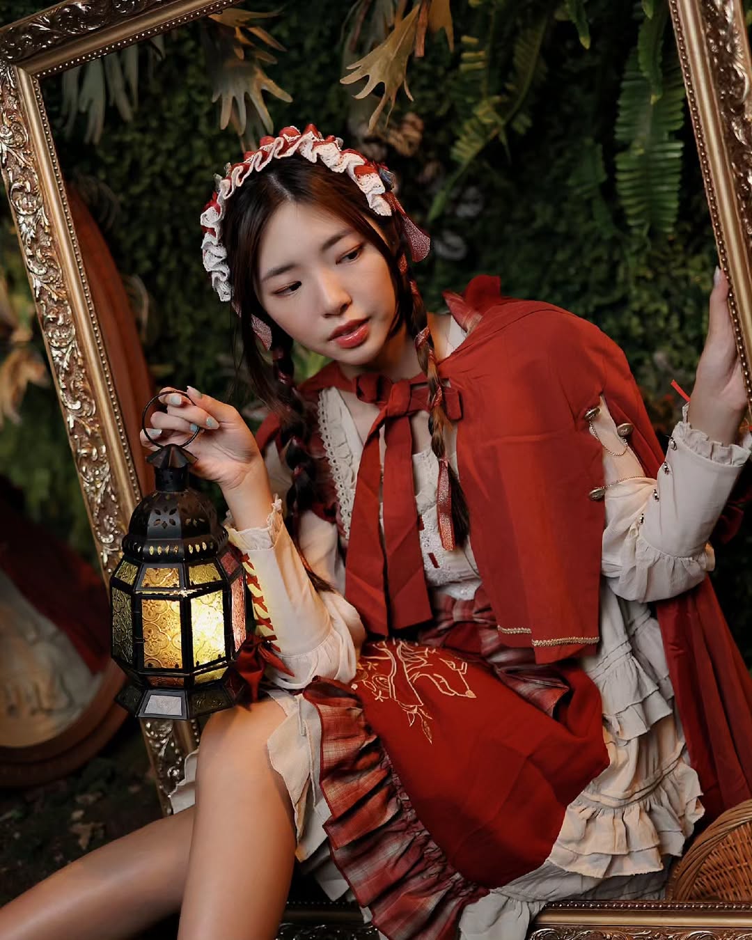 【正妹】溜溜小红帽写真，森林气息手拿煤油灯超美！