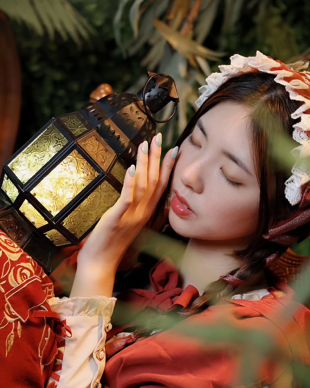 【正妹】溜溜小红帽写真，森林气息手拿煤油灯超美！