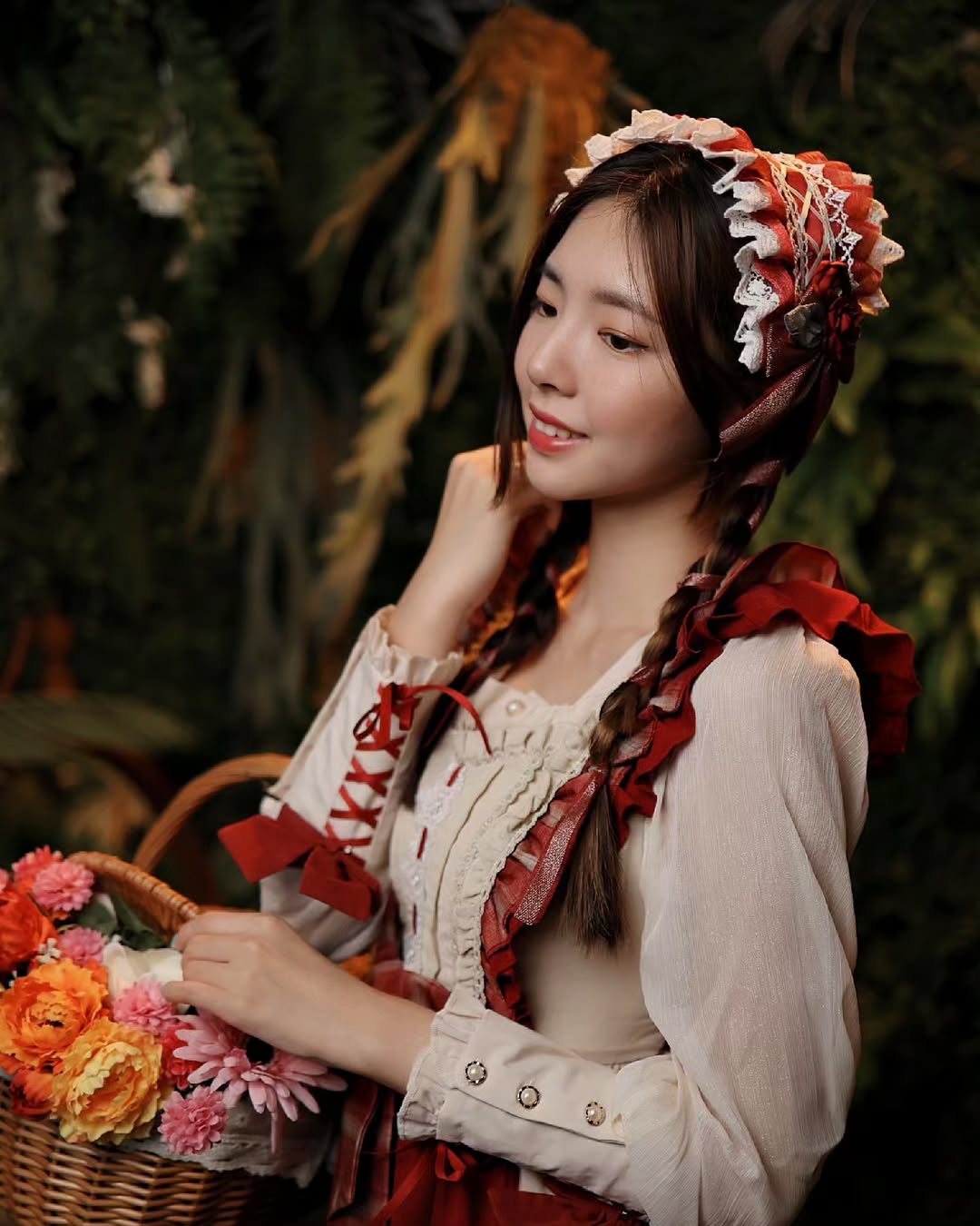【正妹】溜溜小红帽写真，森林气息手拿煤油灯超美！