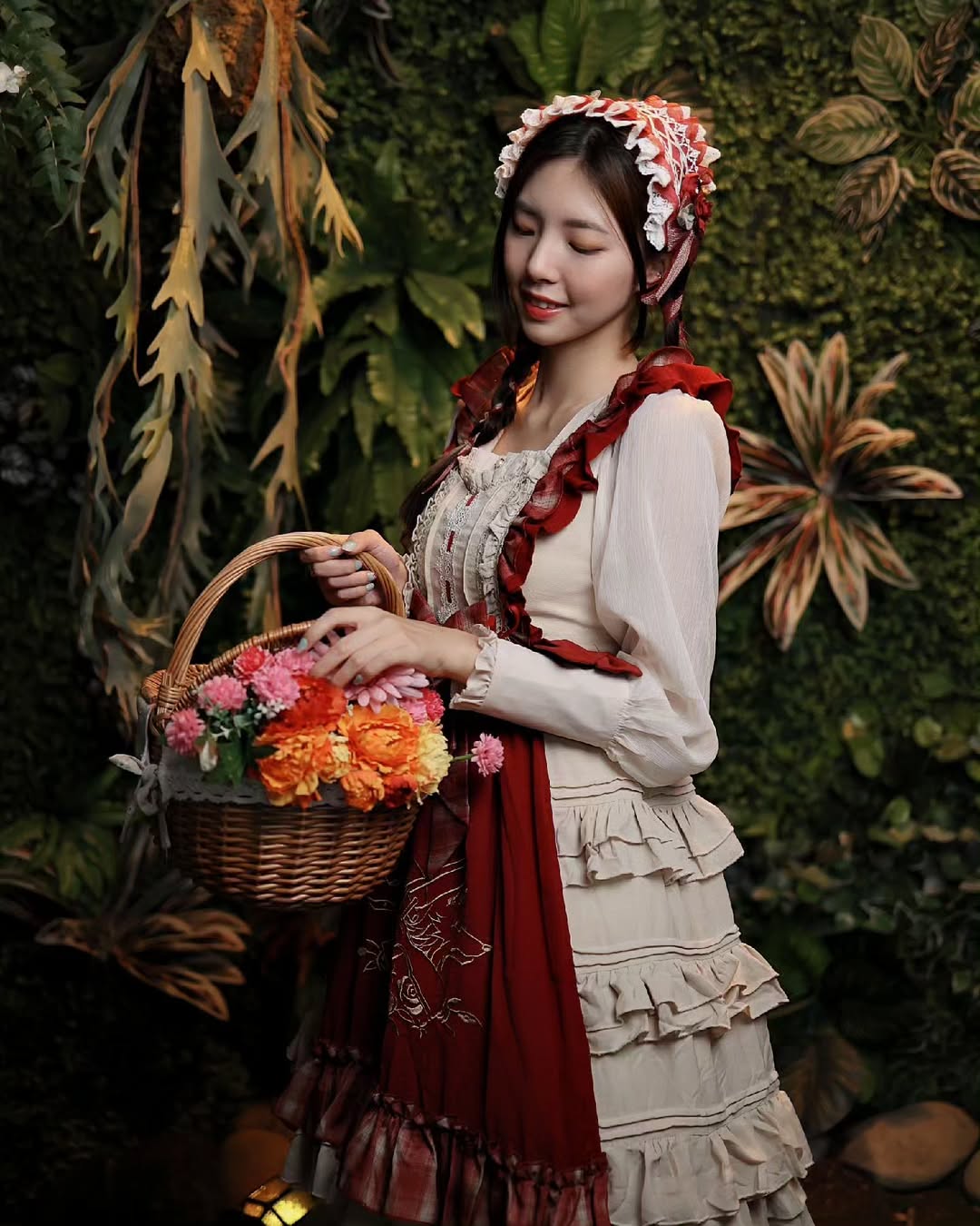 【正妹】溜溜小红帽写真，森林气息手拿煤油灯超美！