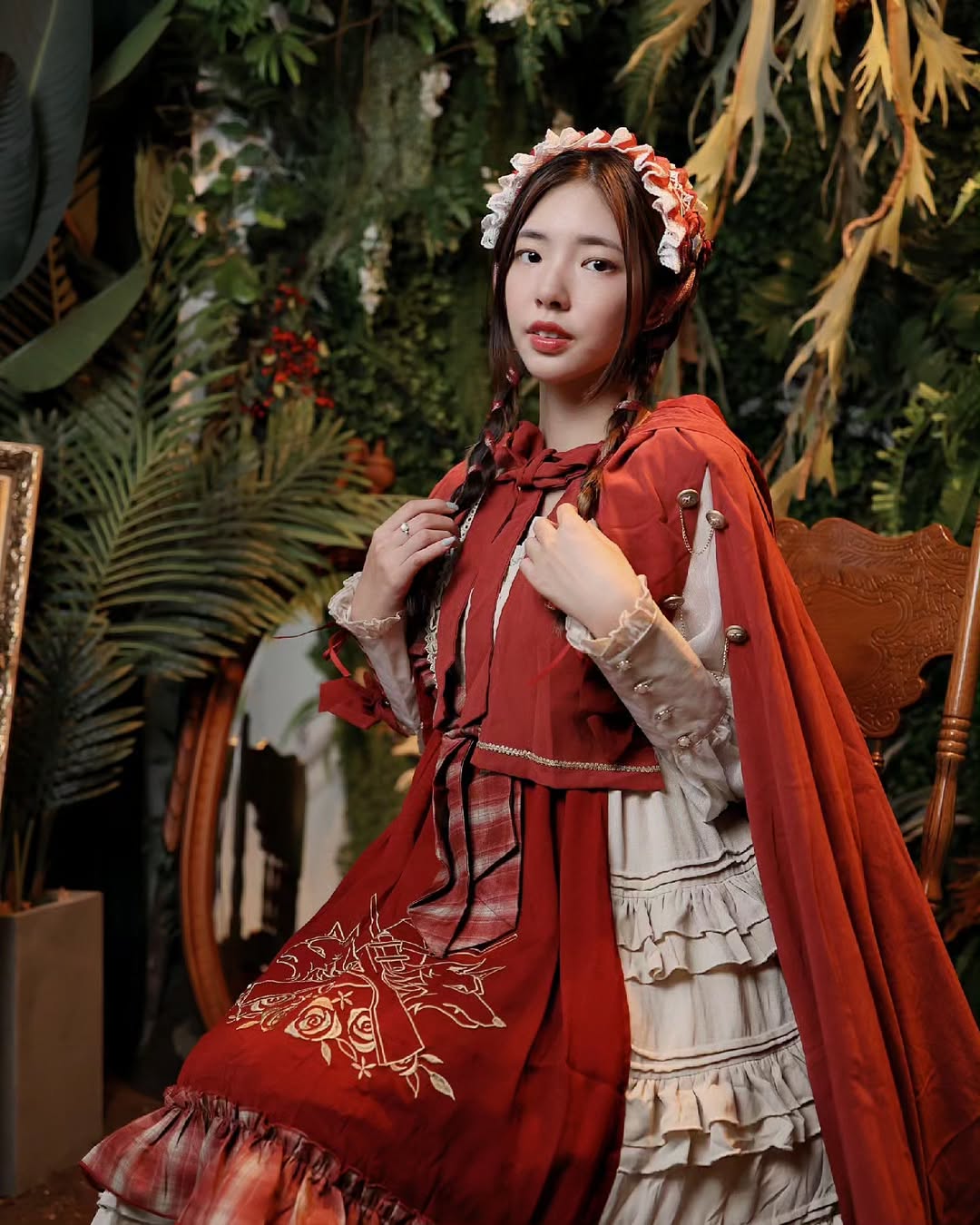 【正妹】溜溜小红帽写真，森林气息手拿煤油灯超美！