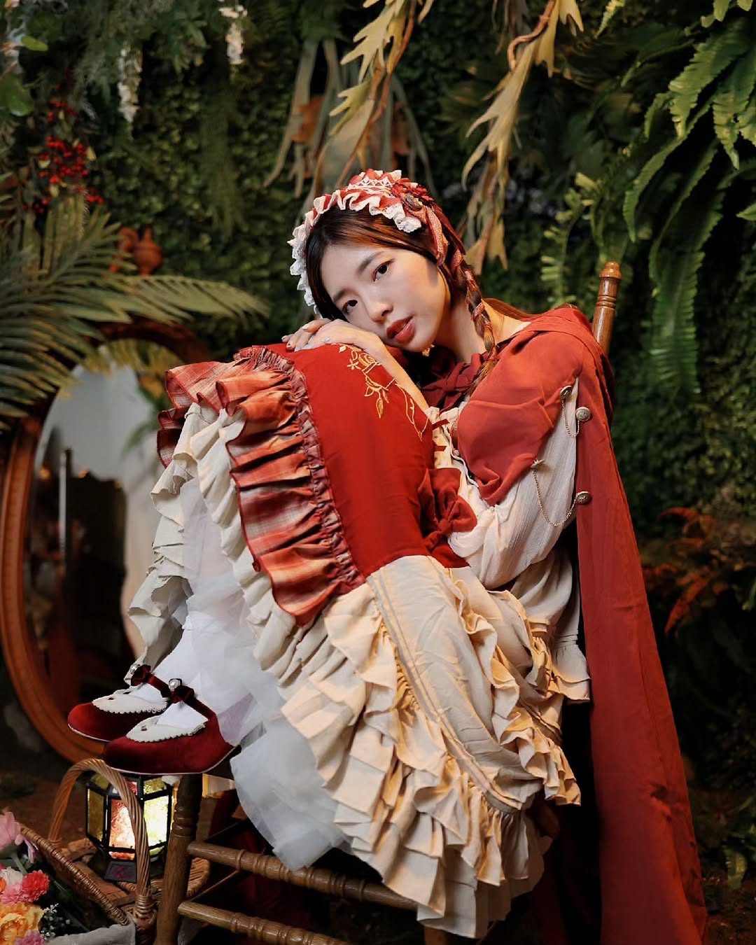【正妹】溜溜小红帽写真，森林气息手拿煤油灯超美！