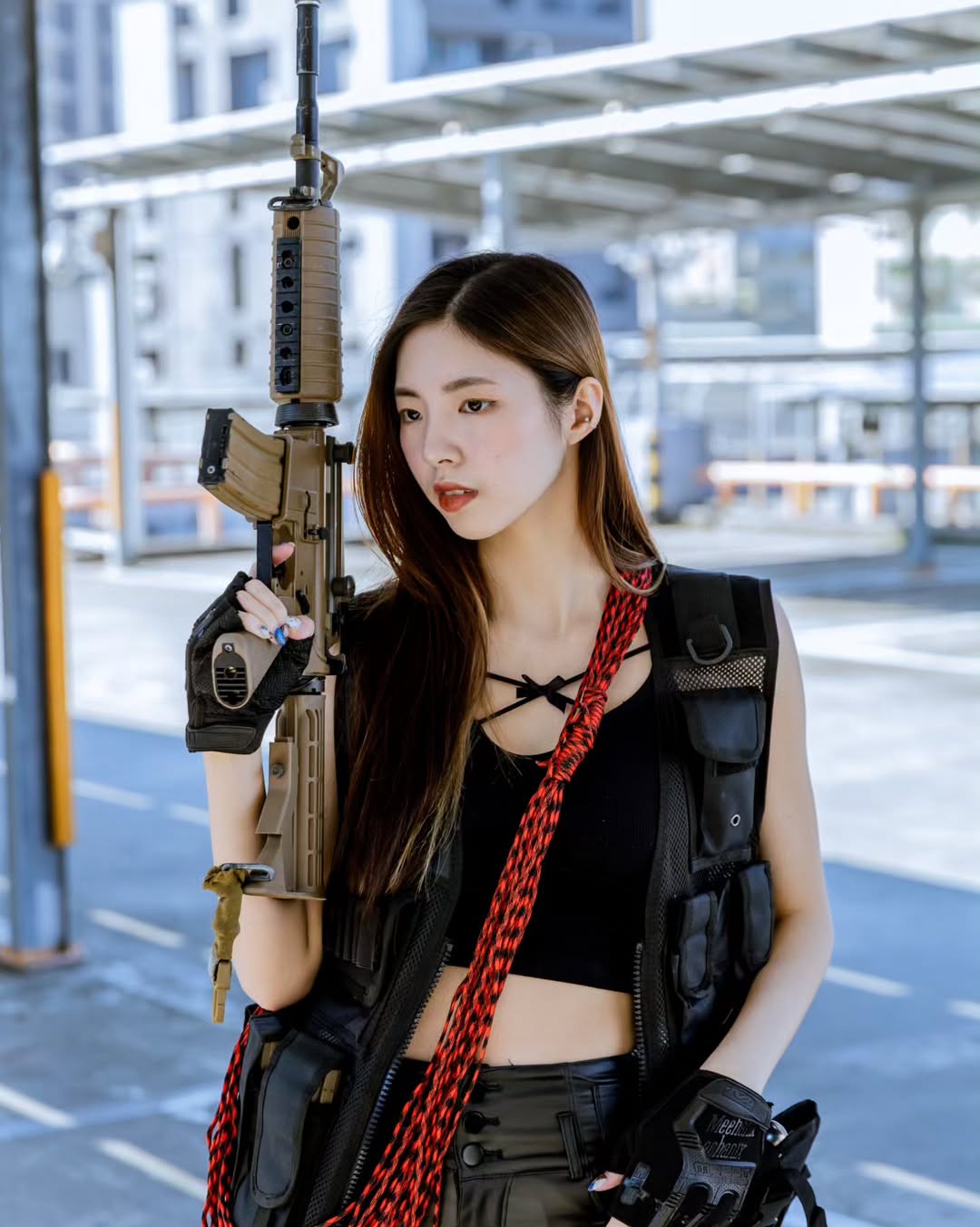 【正妹】溜溜铁血武装少女写真，街头英姿飒爽！