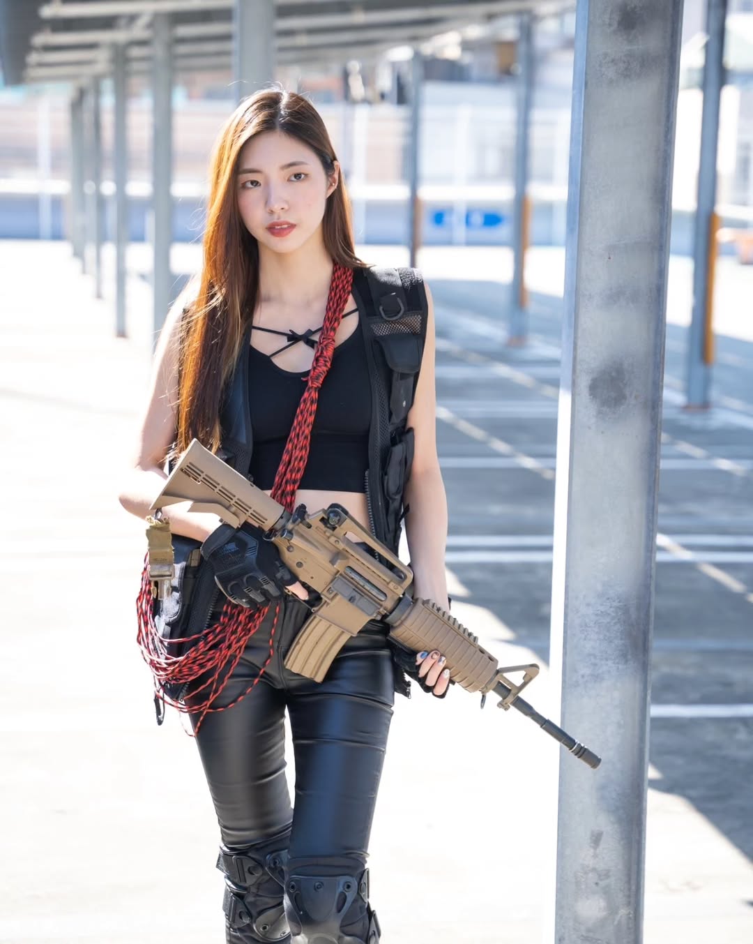 【正妹】溜溜铁血武装少女写真，街头英姿飒爽！